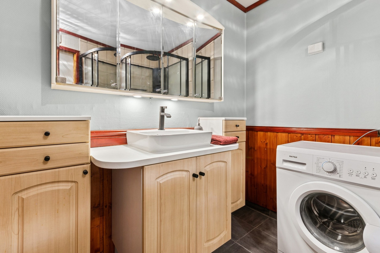 Badet er utstyrt med en praktisk innredning, opplegg for vaskemaskin og dusjkabinett, Galleribilde