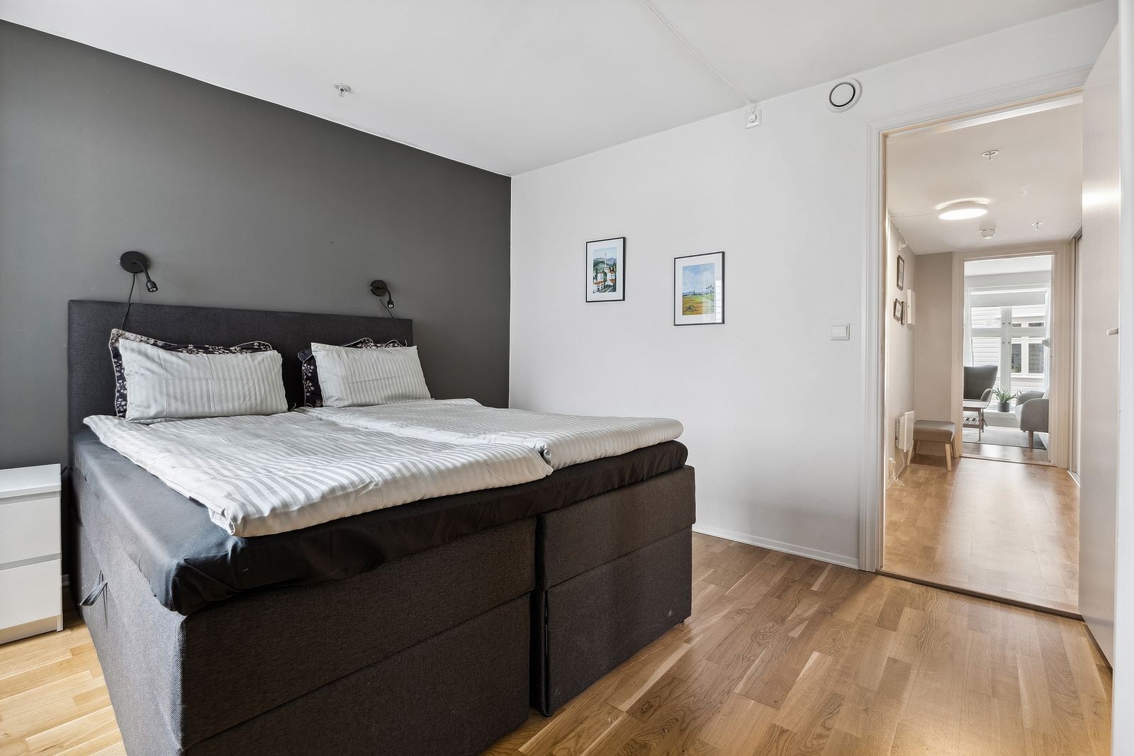Soverommet er møblert med dobbeltseng(med lagring), nattbord, garderobe og lamper. Galleribilde