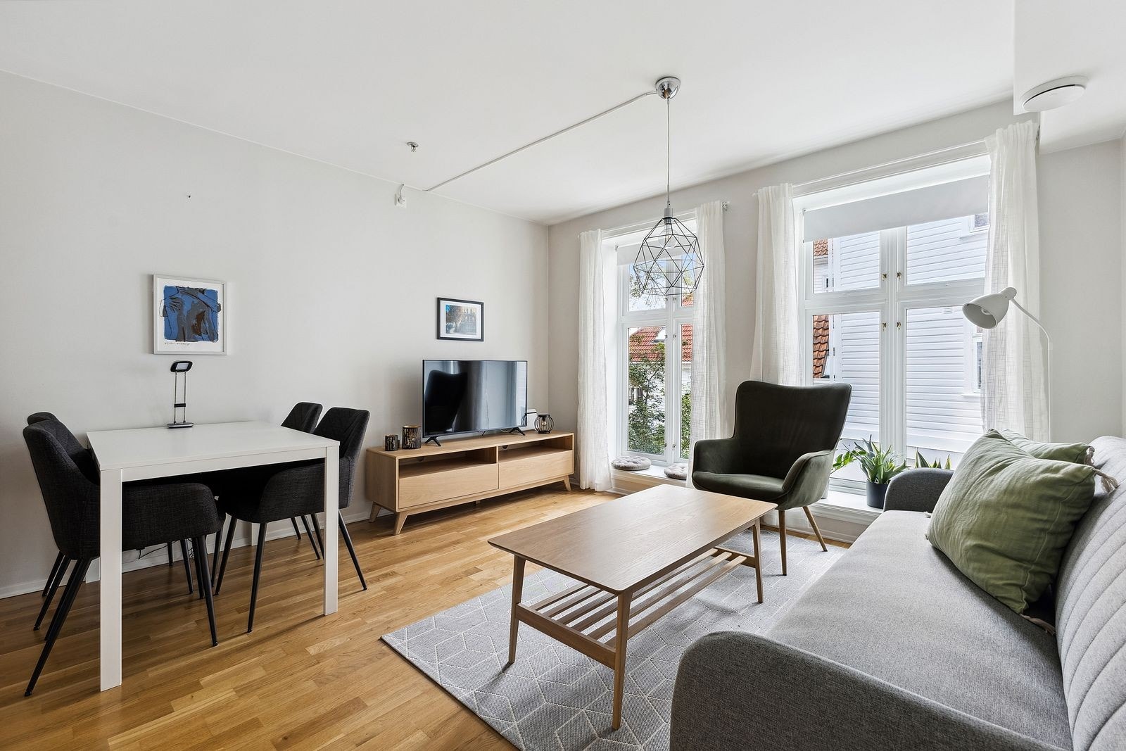 Leiligheten er fullt møblert og er innredet med møblene som vist på bilder. Galleribilde