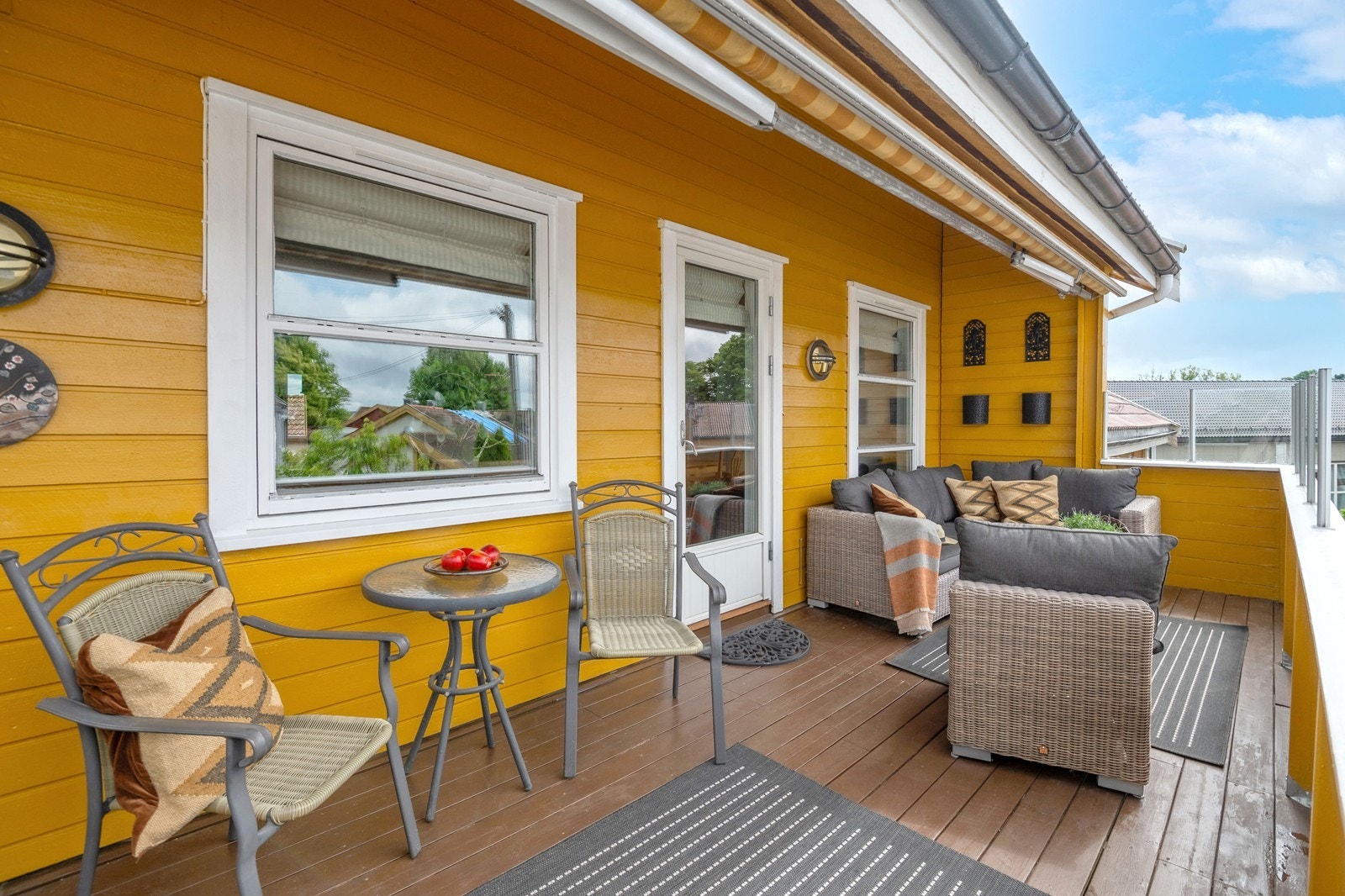 Det er god plass for utemøblement og elektrisk markise for en skyggepause på varme dager. Galleribilde