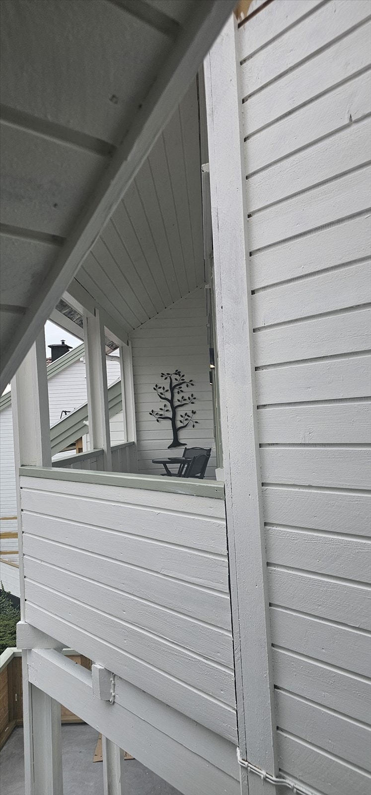 Selgers bilde: I sommer har alle fasader blir malt i lyse farger. Galleribilde