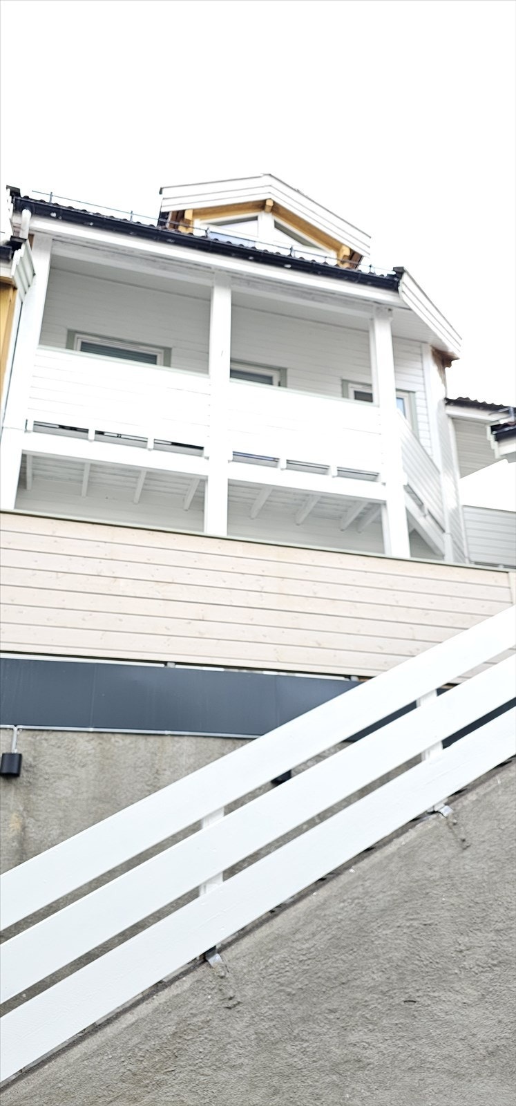 Selgers bilde: I sommer har alle fasader blir malt i lyse farger. Gjenstående vegg på nordsiden skal byttes i sin helhet. Galleribilde