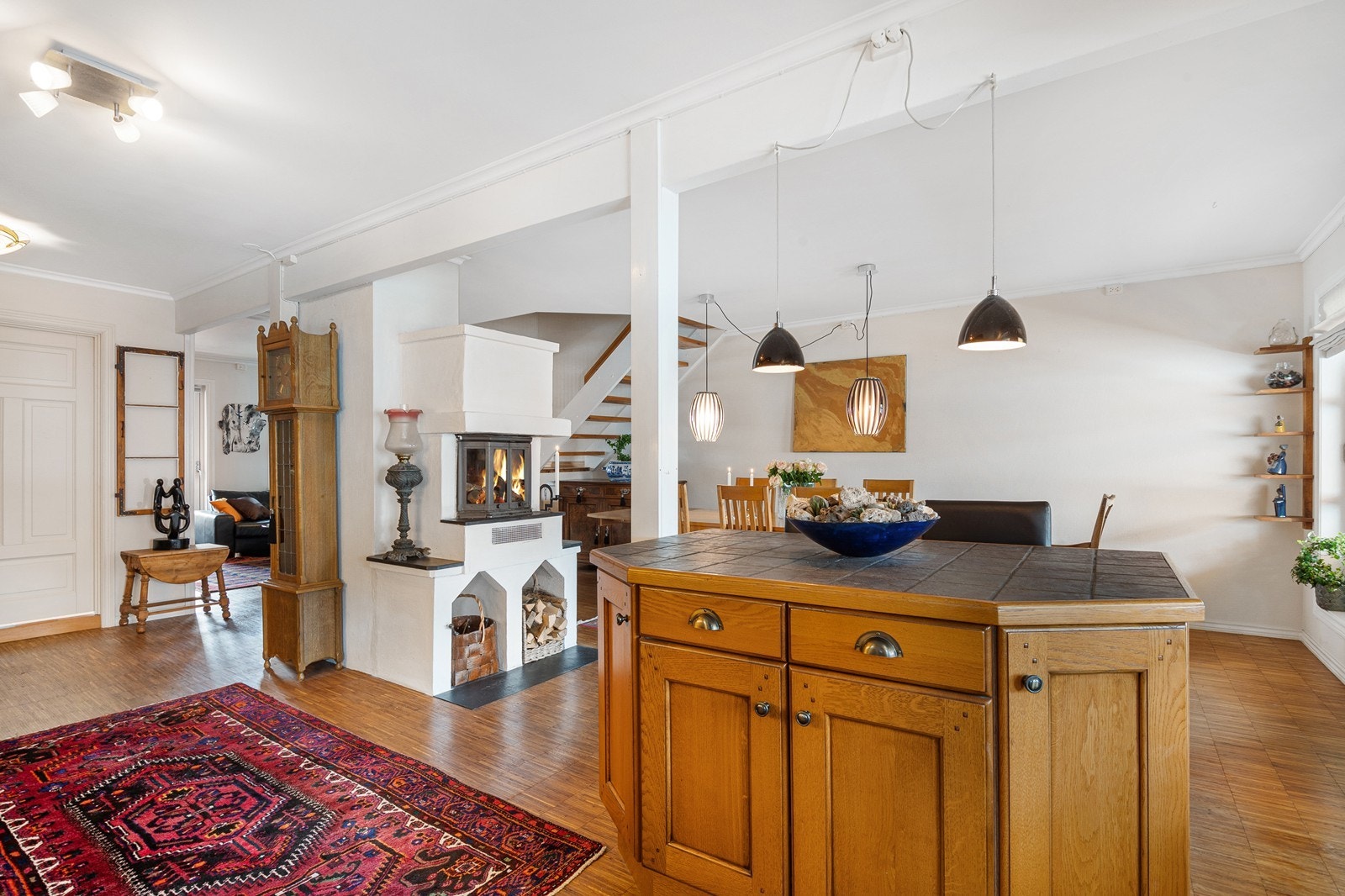 Kjøkkenøyen har både god plass for oppbevaring og sitteplasser. Galleribilde