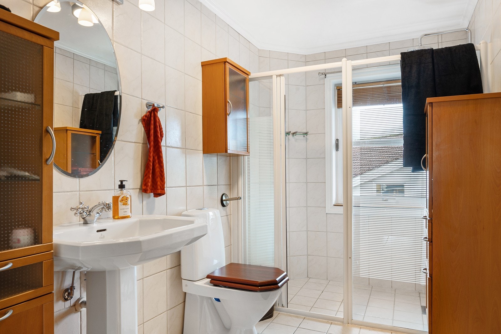 Innredningen består av dusjnisje med skyvedører, gulvfestet toalett, enkel servant med speil og flere skap. Galleribilde