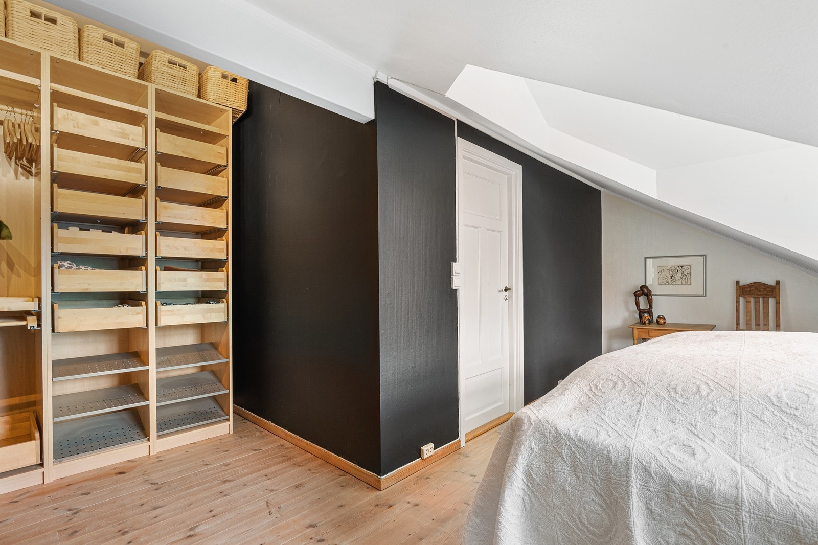 I tillegg er det garderobeinnredning i rommet. Galleribilde