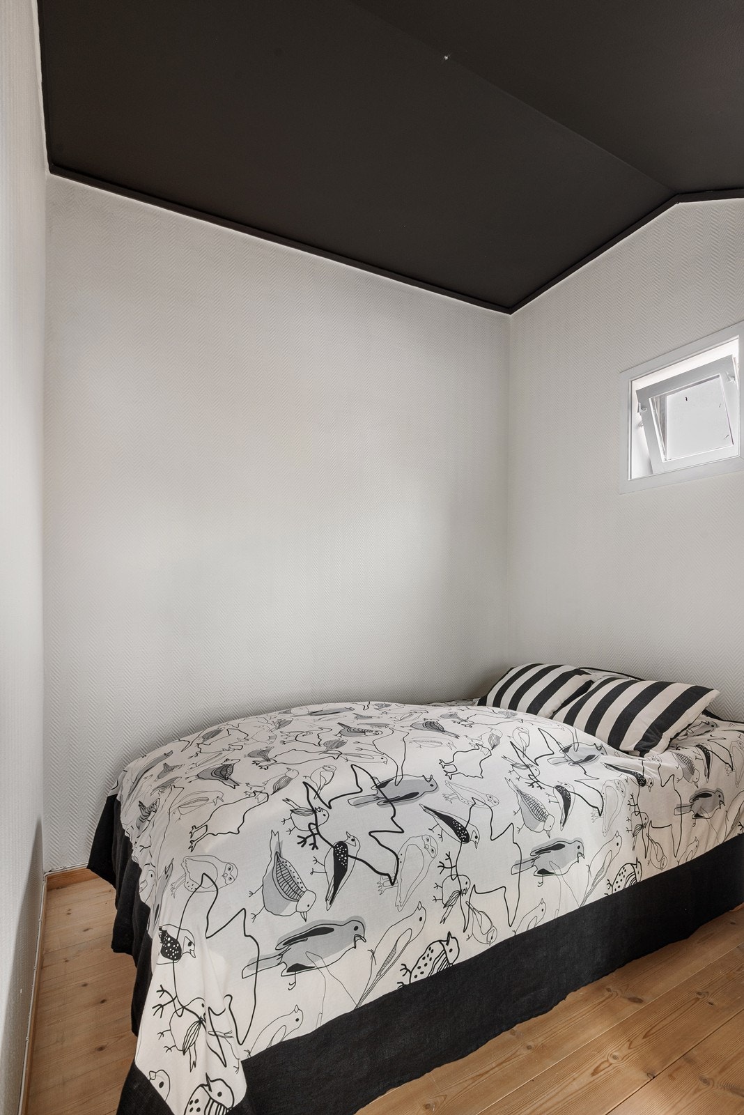 Rommet er ikke godkjent for varig opphold, men det er montert et lite vindu for lys og lufting. Galleribilde