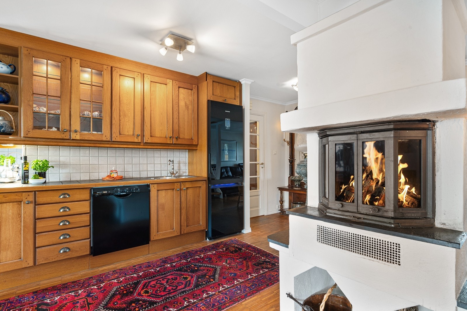 Midt i rommet er en peisinnsats som skaper hygge og varme. Galleribilde