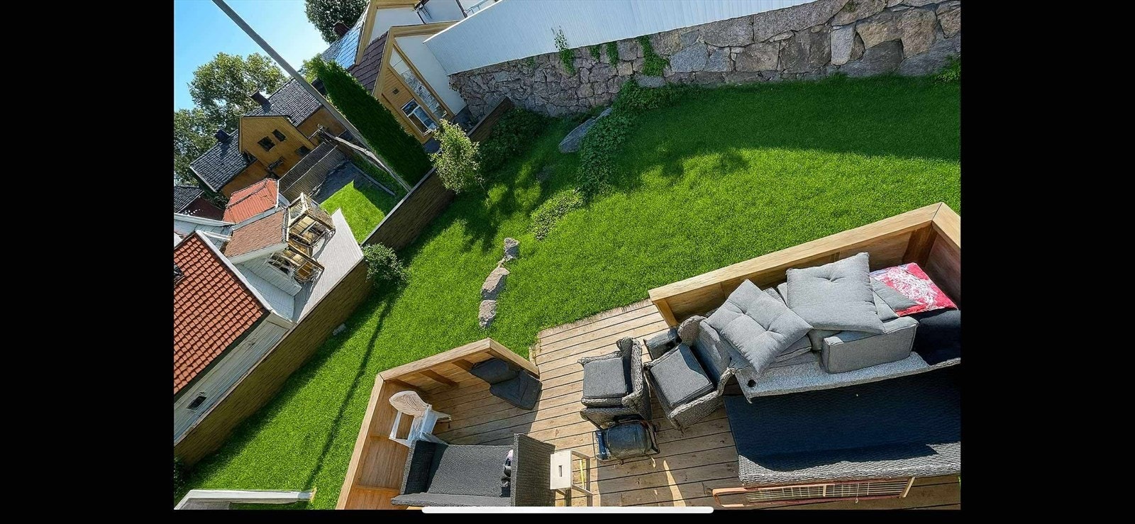 Dette er et AI-generert bilde. Hagen vil bli opparbeidet som dette før sommer 2026. Dette skal ikke føre til merkostnader for seksjonseierne. Galleribilde