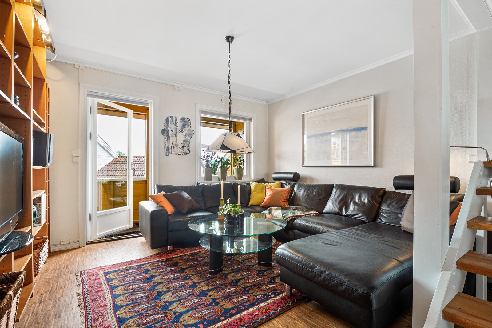 Stuen kan enkelt gjøre om til et ekstra soverom m/utgang til balkong slik at man kan bo på en flate dersom man ønsker det. Galleribilde