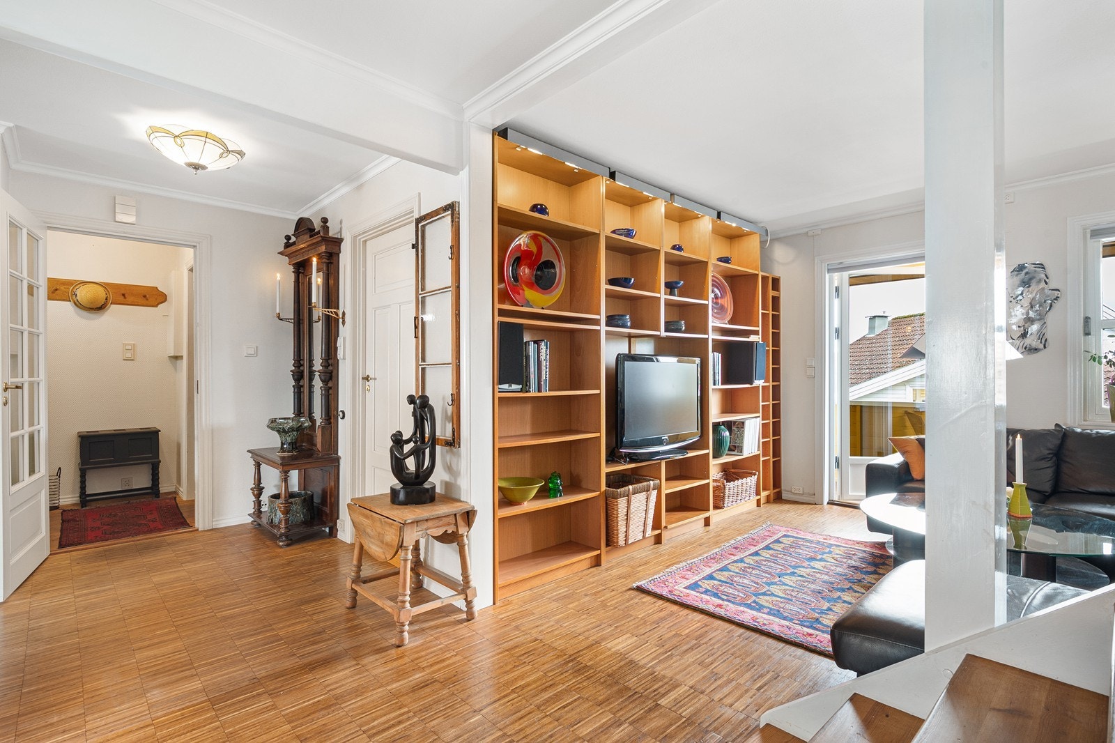 Stuen har fått en egen sone, noe adskilt fra spisestue og kjøkken. Galleribilde