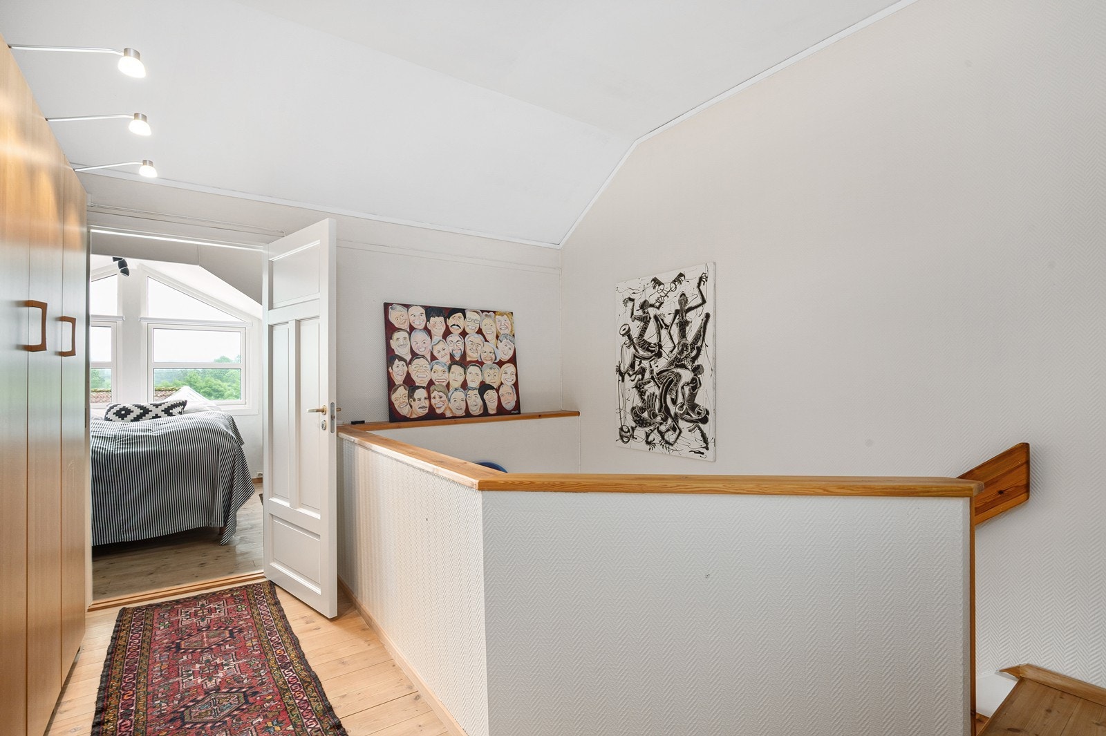 I trappegangen i loftsetasje er det godt med skapplass. Det er ikke søkt og godkjent bruksendring på loftsetasje i boligen, se pkt. "Ferdigattest/brukstillatelse" for mer informasjon. Galleribilde