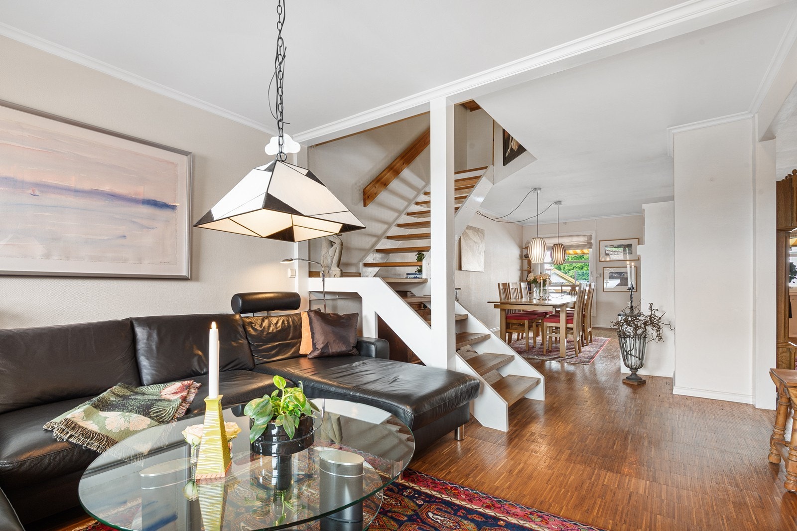 Stuer og kjøkken ligger i delvis åpen løsning, noe som gir en god romfølelse. Galleribilde