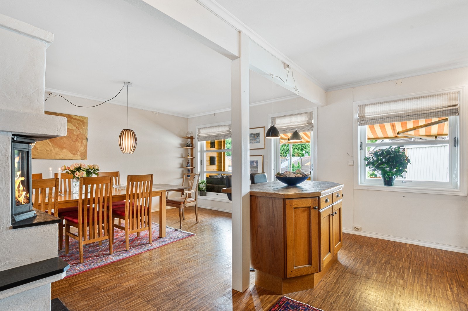 Kjøkken og spisestue er delt av en praktisk kjøkkenøy. Galleribilde