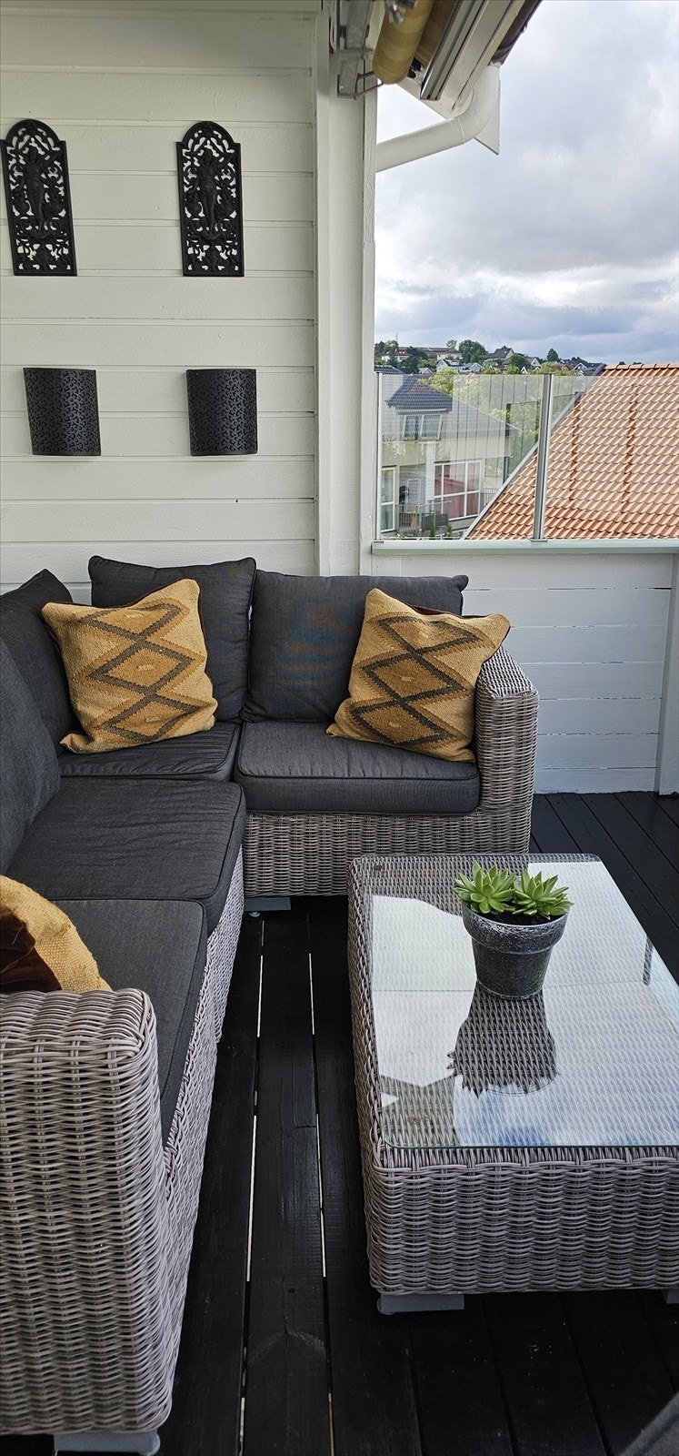 Selgers bilde: I sommer har alle fasader blir malt i lyse farger. Galleribilde