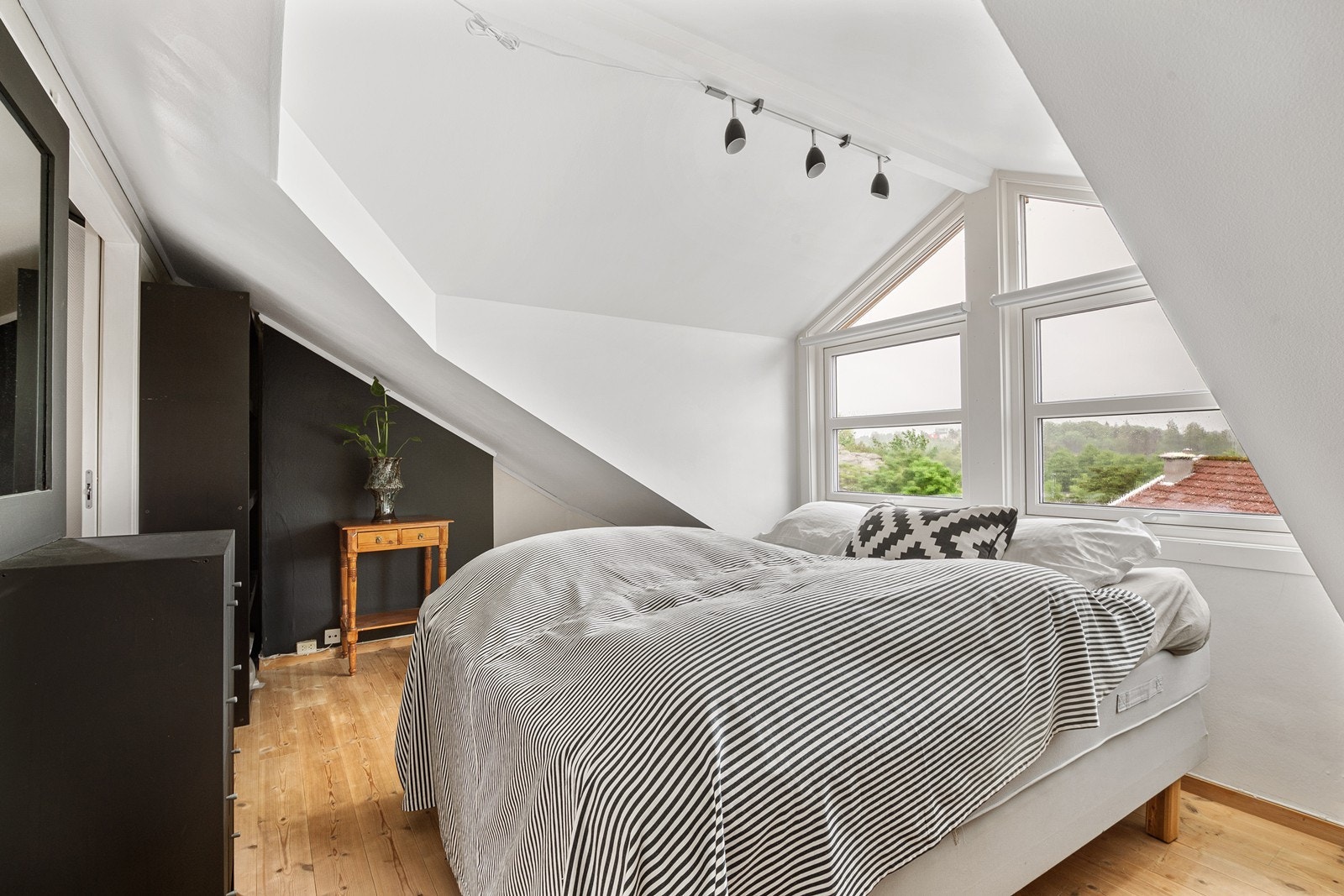 Rommene har store vinduer fra 2022. Galleribilde