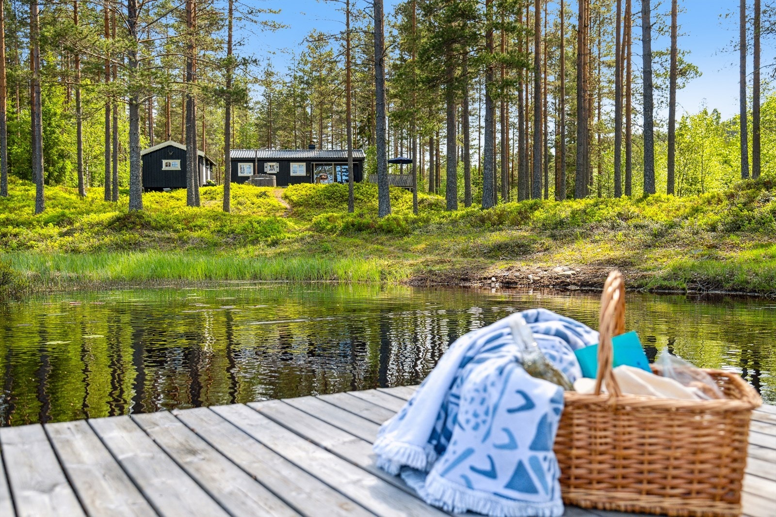Hytten har en unik beliggenhet, samt brygge hvor man kan fortøye robåten. Herfra kan man ro ut til andre siden av vannet, hvor det er en flott offentlig badeplass! Galleribilde