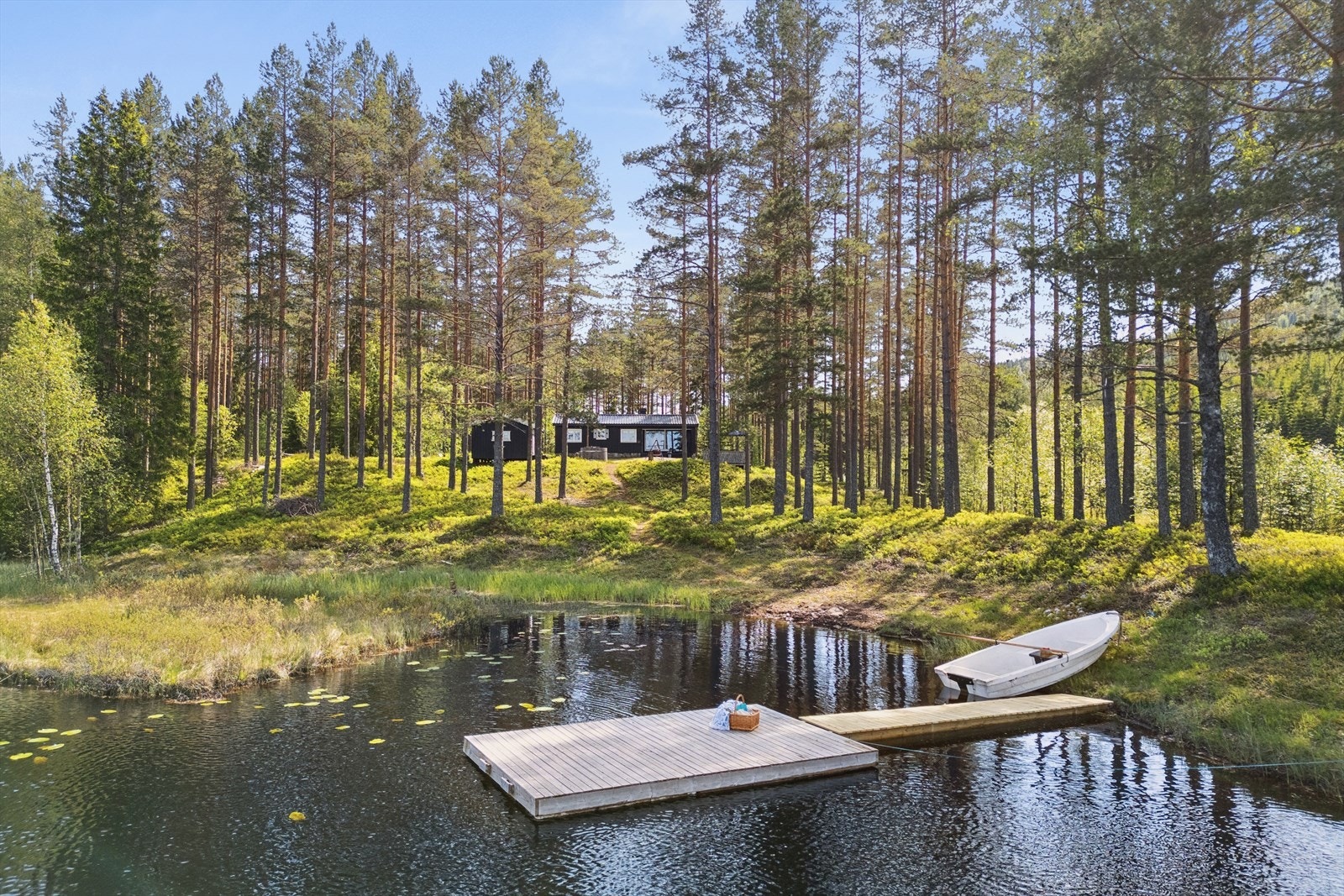 En fantastisk fritidsbolig med en unik beliggenhet rett ved vannet! Galleribilde