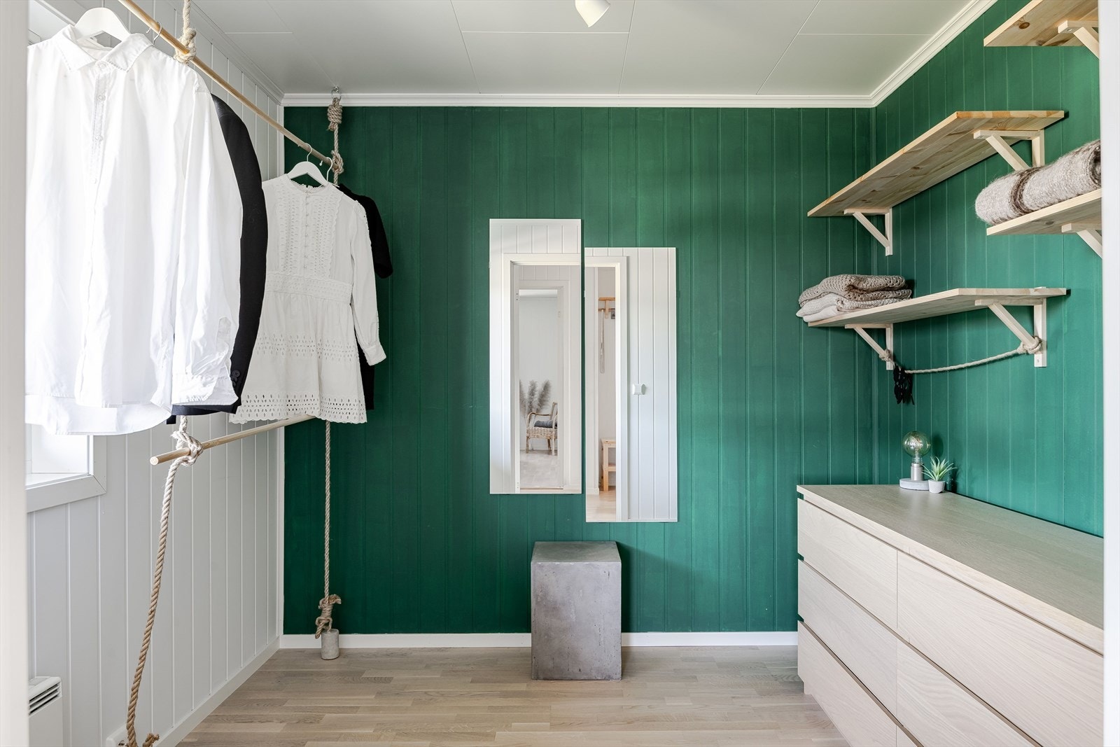 Soverom 2 er i dag innredet som et garderoberom, men rommet passer også perfekt som barnerom, gjesterom eller kontor. Galleribilde