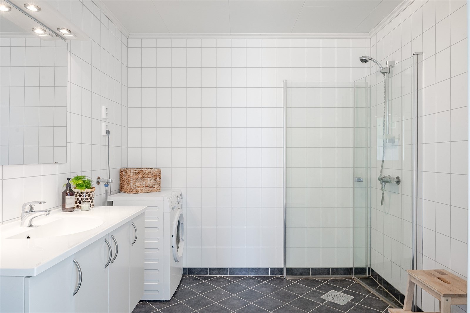 Leiligheten har et lyst og moderne baderom fra byggeåret 2014. Baderommet har flislagt gulv med gulvvarme, lyse våtromsplater på veggene og mekanisk avtrekk. Galleribilde