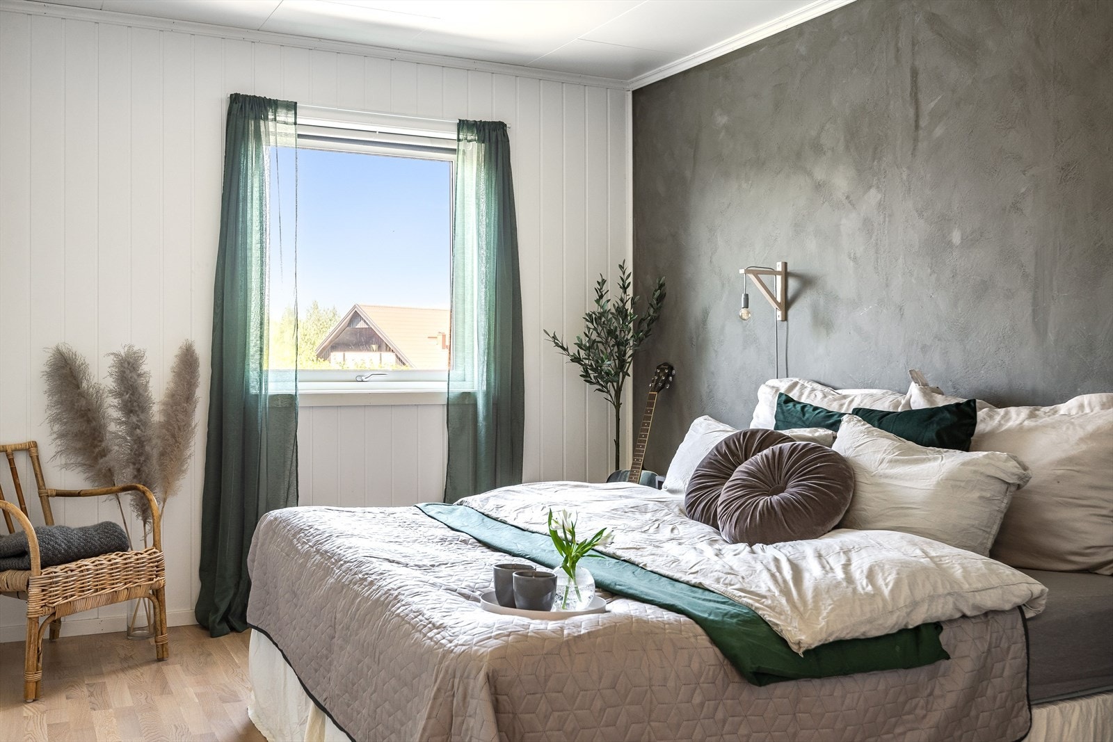 Lyst og innbydende hovedsoverom med god plass til dobbeltseng med tilhørende nattbord, samt en kontorpult eller kommoder. Galleribilde