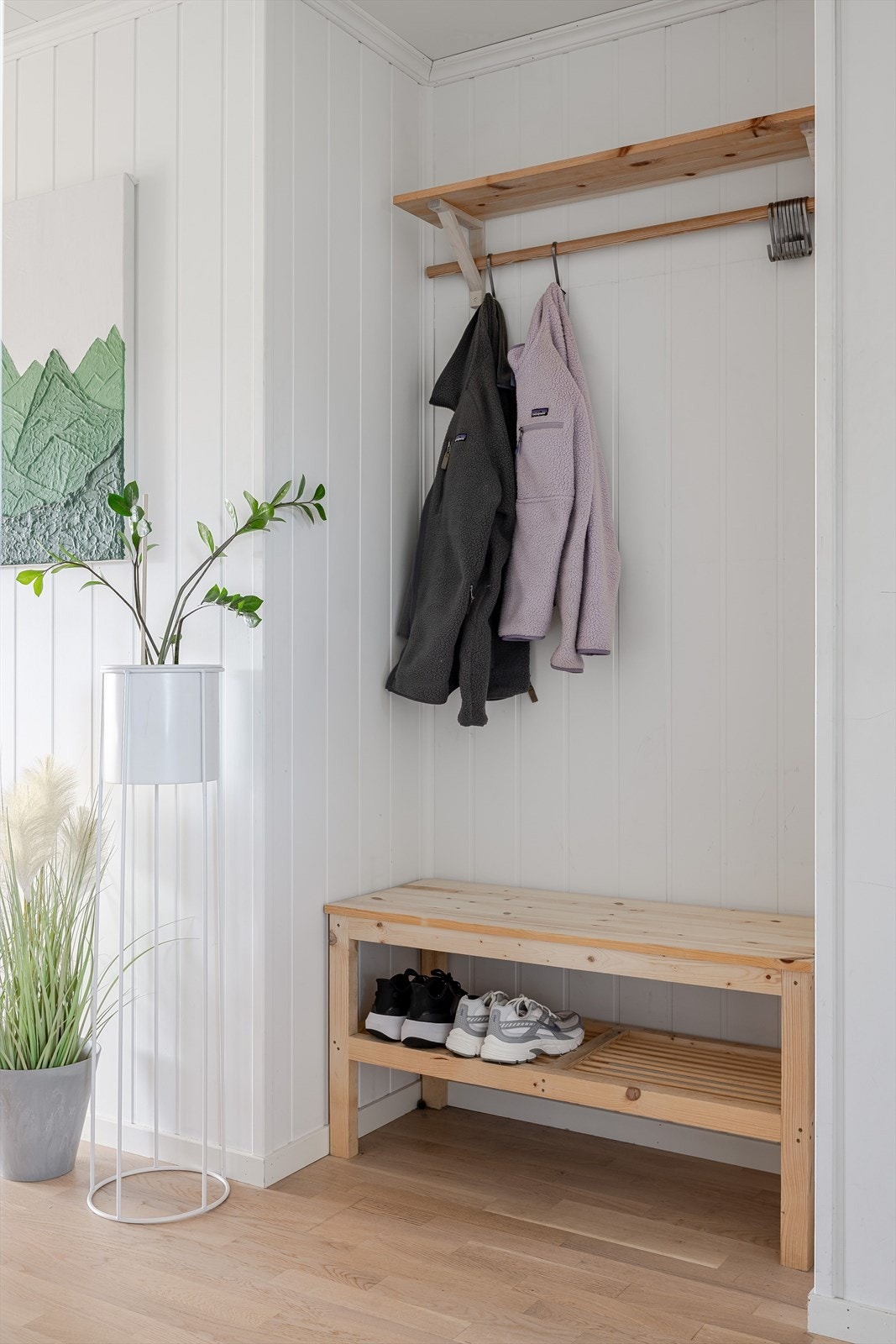 Praktisk nisje med plass til sko og oppheng av yttertøy, eventuelt garderobeskap eller kommode om ønskelig. Galleribilde