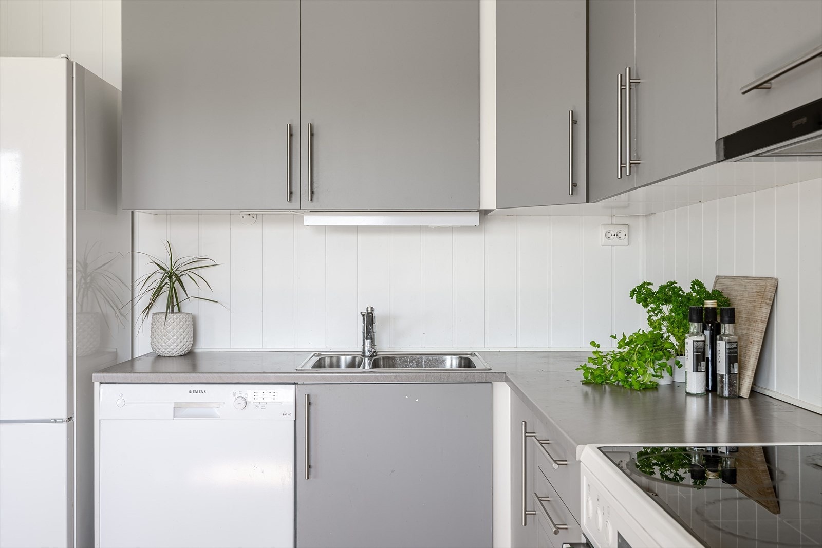 Praktisk med belysning under overskap og mekanisk avtrekksvifte. Det er også montert komfyrvakt og vannstoppeventil. Galleribilde