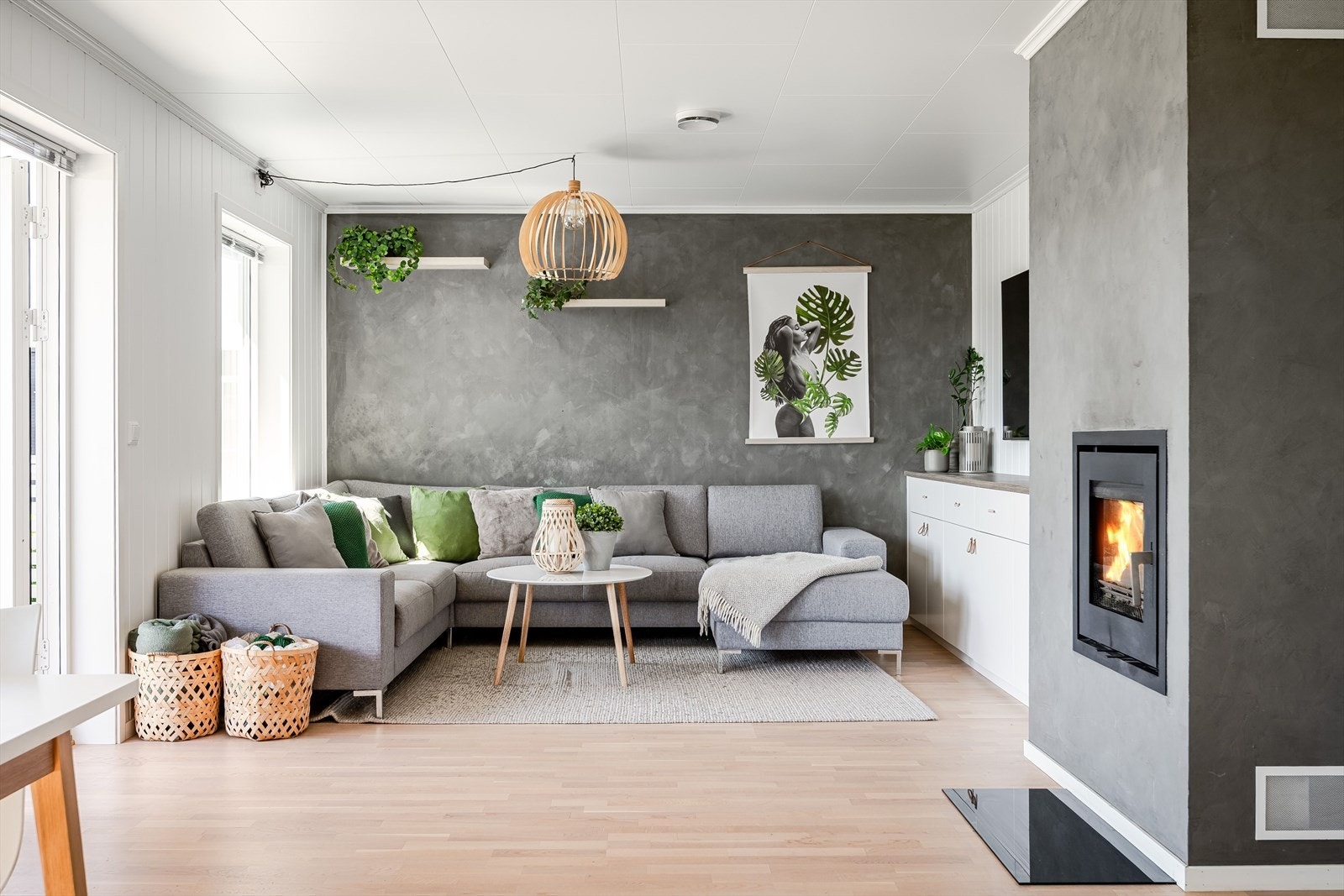 Stuen er det naturlige oppholdsrommet i leiligheten, og er et stort, lyst og fint rom. Galleribilde