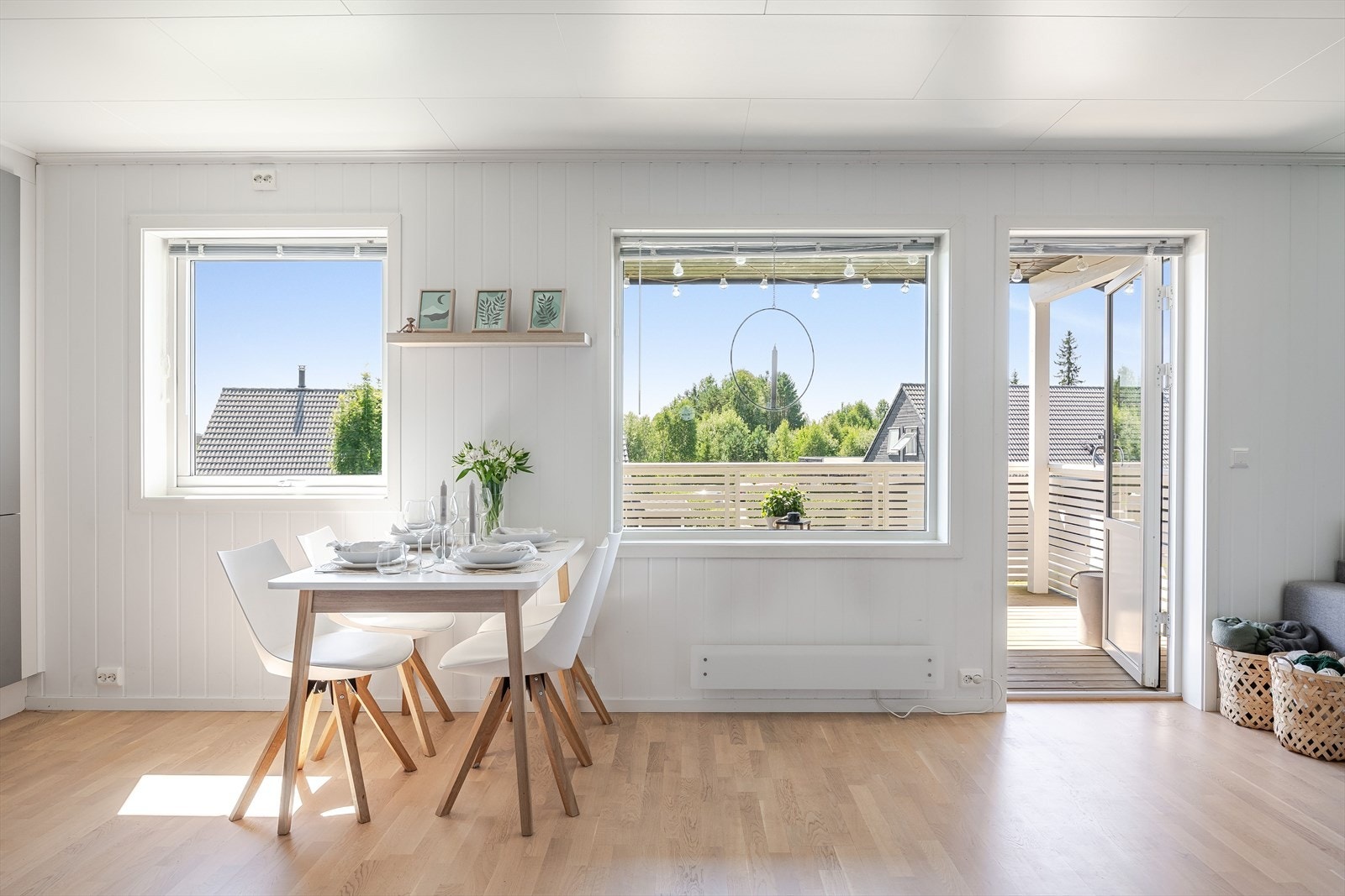 Beliggenheten i byggets 2. etasje med store vindusflater sørger for rikelig med naturlig lys, samtidig som det er lite innsyn. Galleribilde