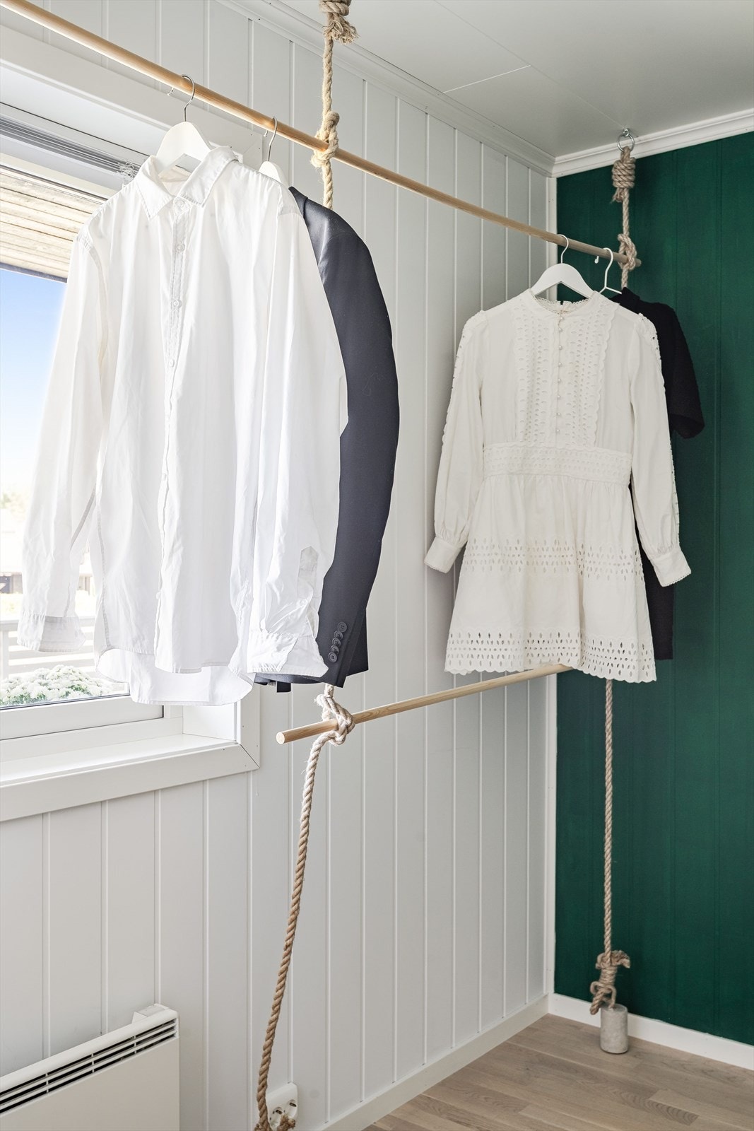 Alle vinduene i leiligheten har 3-lags isolerglass fra 2013, som gir god lydisolering og energieffektivitet. Det er også fine brede vinduskarmer for planter og dekor. Galleribilde