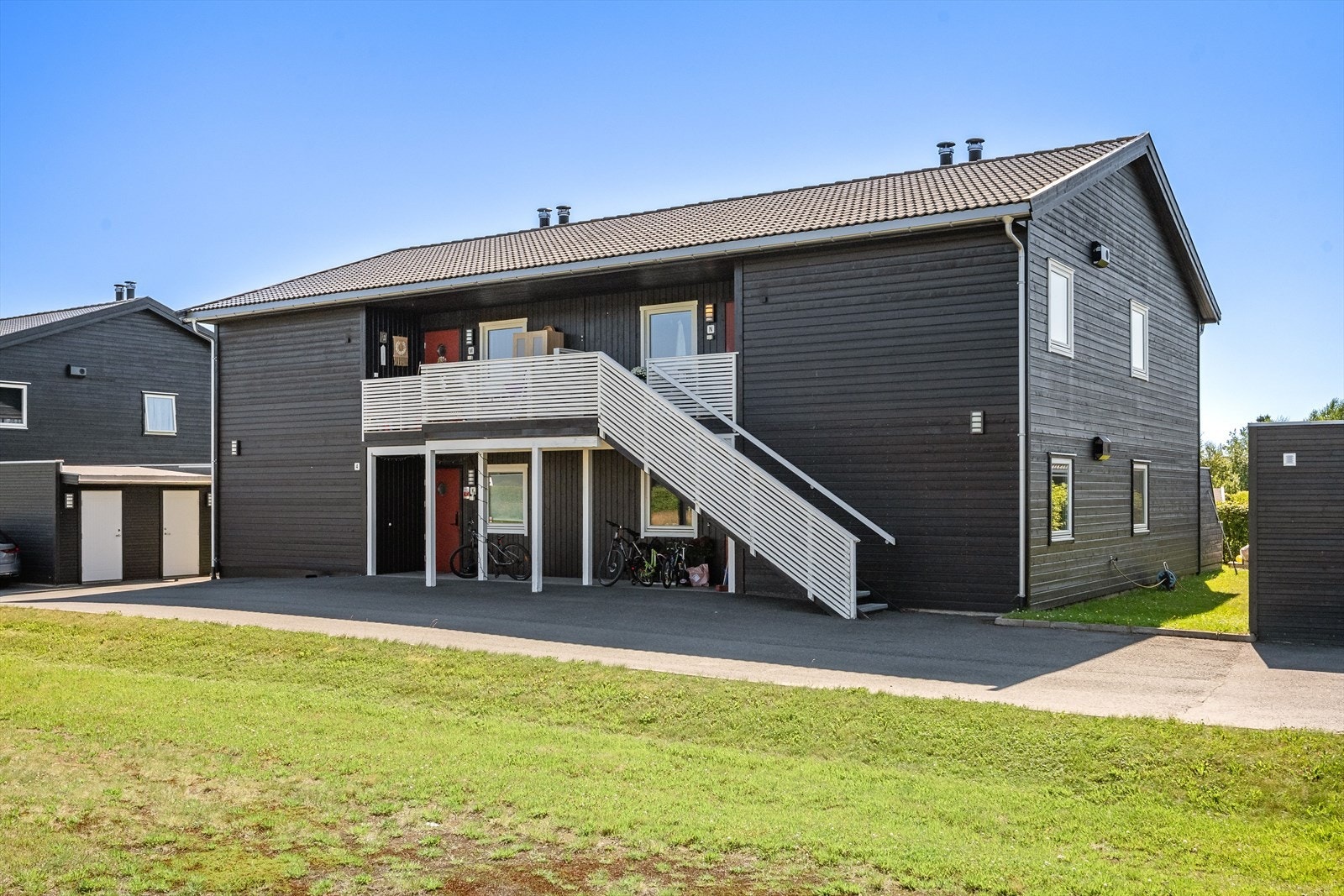 I tillegg disponerer leiligheten en utvendig bod på 5m², samt en parkeringsplass i felles carportanlegg. Galleribilde