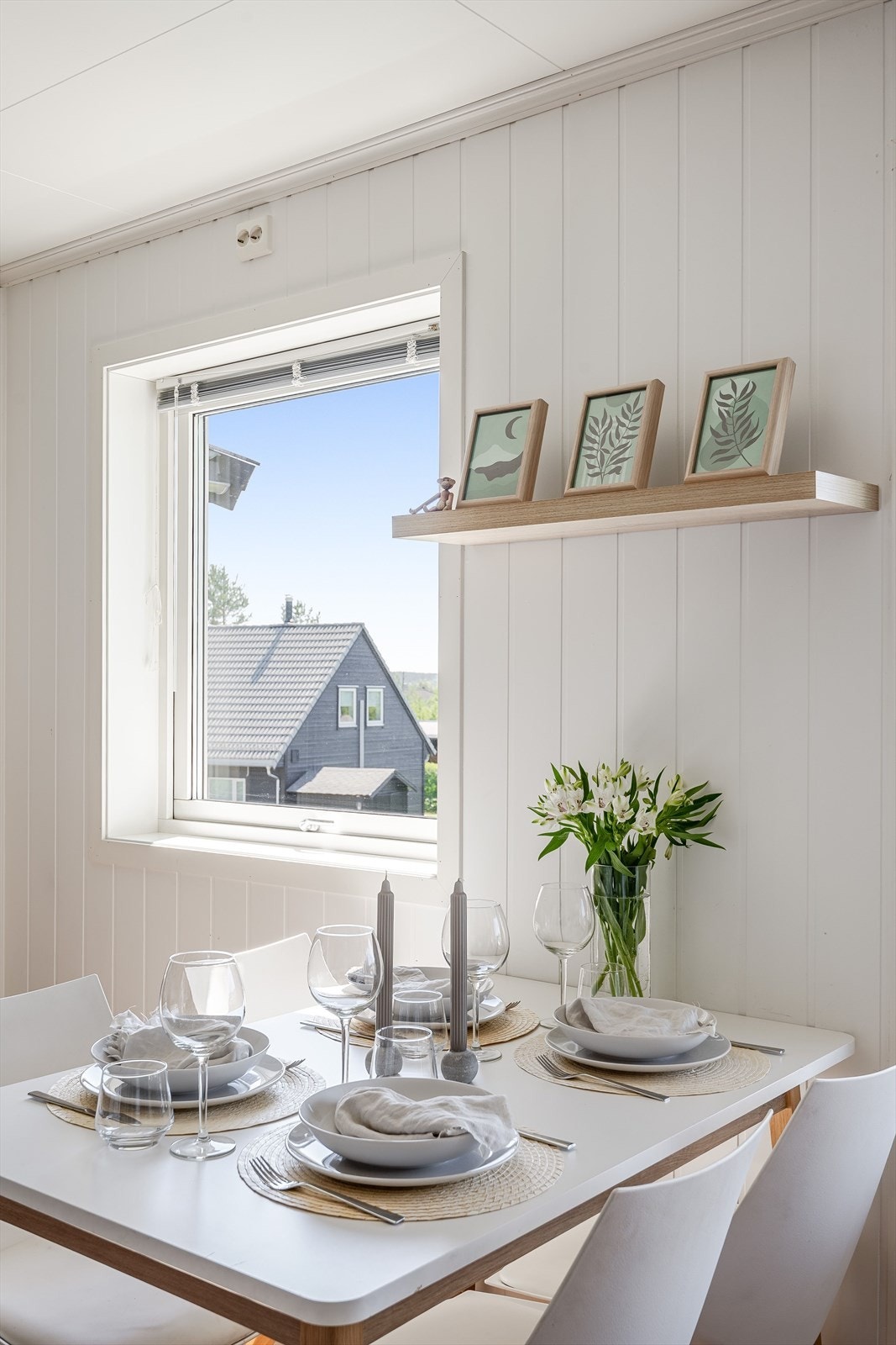 I tilknytning til kjøkkenet er det naturlig plass til et stort spisebord. Galleribilde