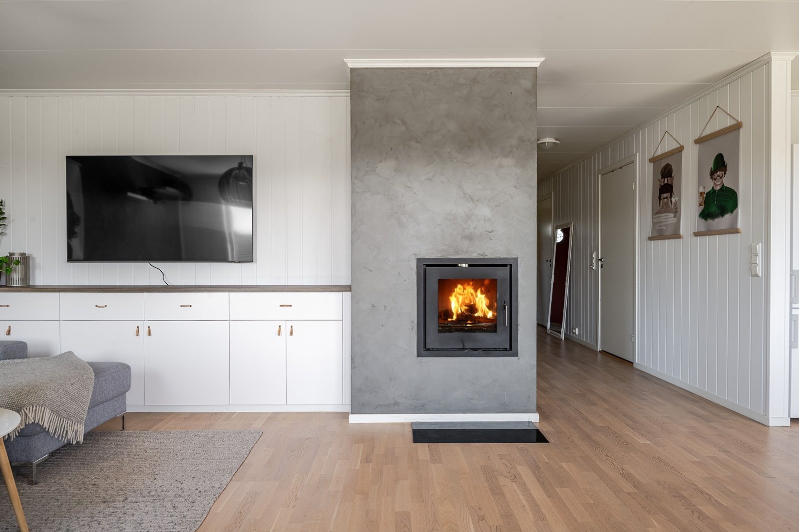 Som et fint midtpunkt i stuen er det en lekker peisinnsats som både gir god varme og bidrar til ekstra hygge. Galleribilde