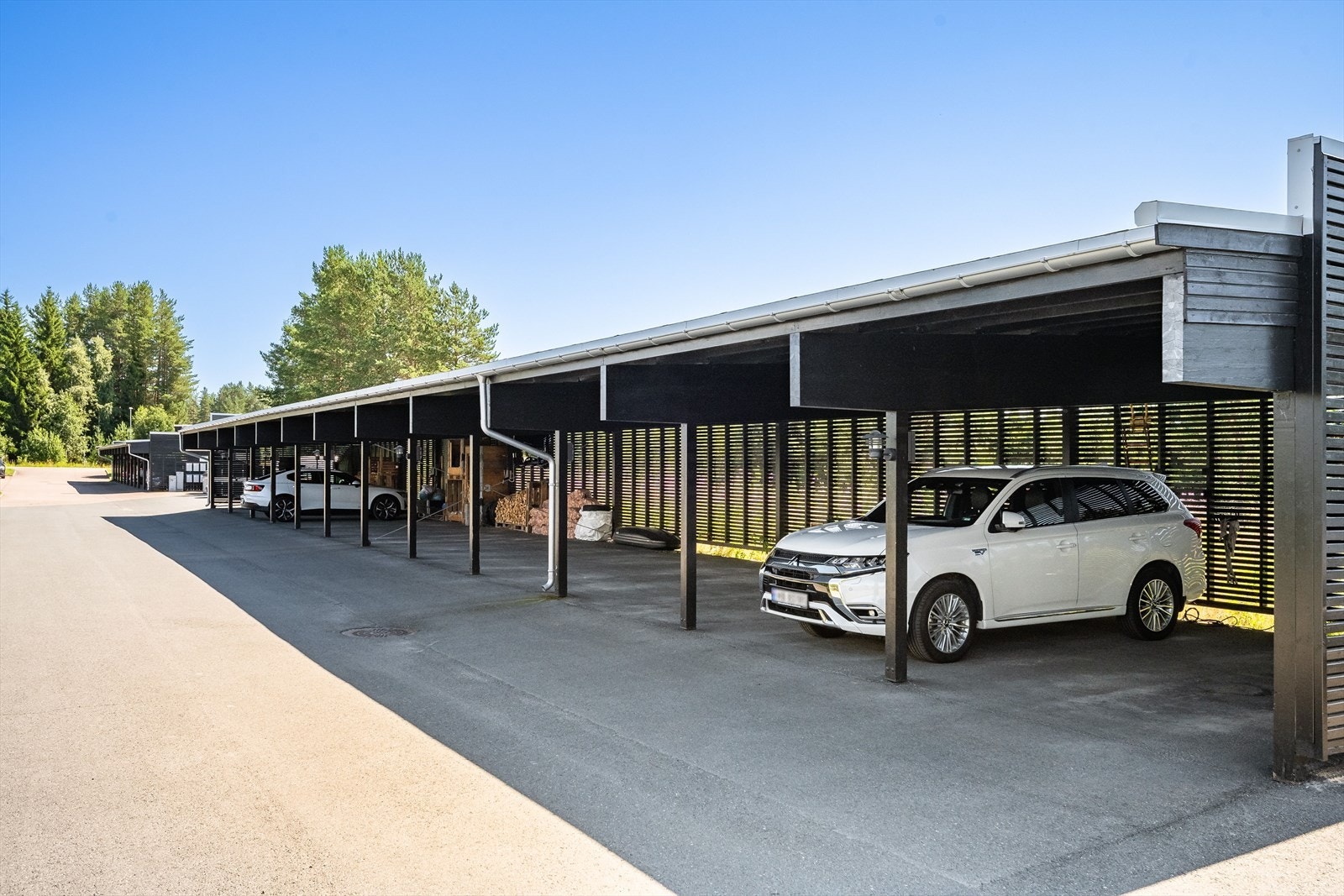 I tillegg disponerer leiligheten en parkeringsplass i felles carportanlegg. Galleribilde