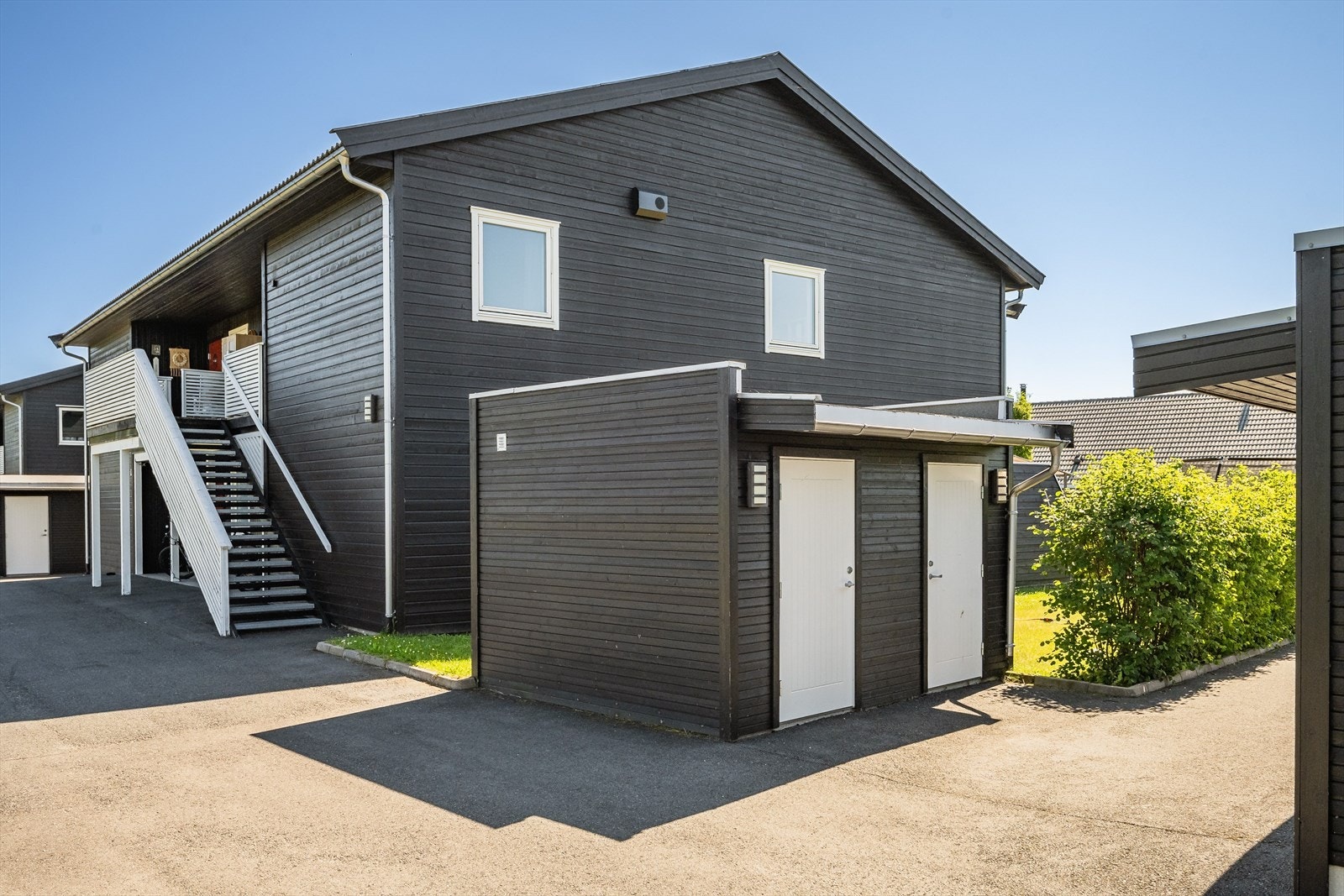 Leiligheten disponerer en utvendig bod på 5m². Det er montert lys og strøm i boden. Galleribilde