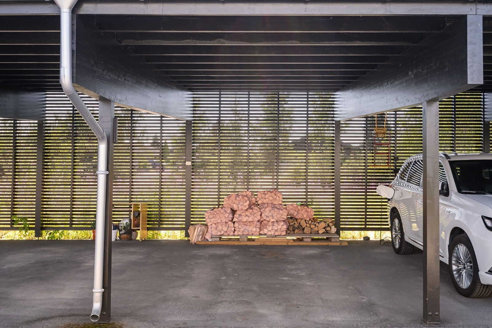 Mulighet for etablering av lader til elbil. Sameiet opplyser om en kostnad på ca. kr 15 000,- for ladekontakt. Galleribilde