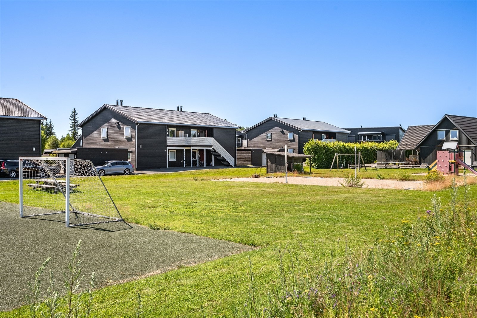 Trygt og barnevennlig nabolag med fine fellesarealer med lekeplass og sittegruppe. Galleribilde