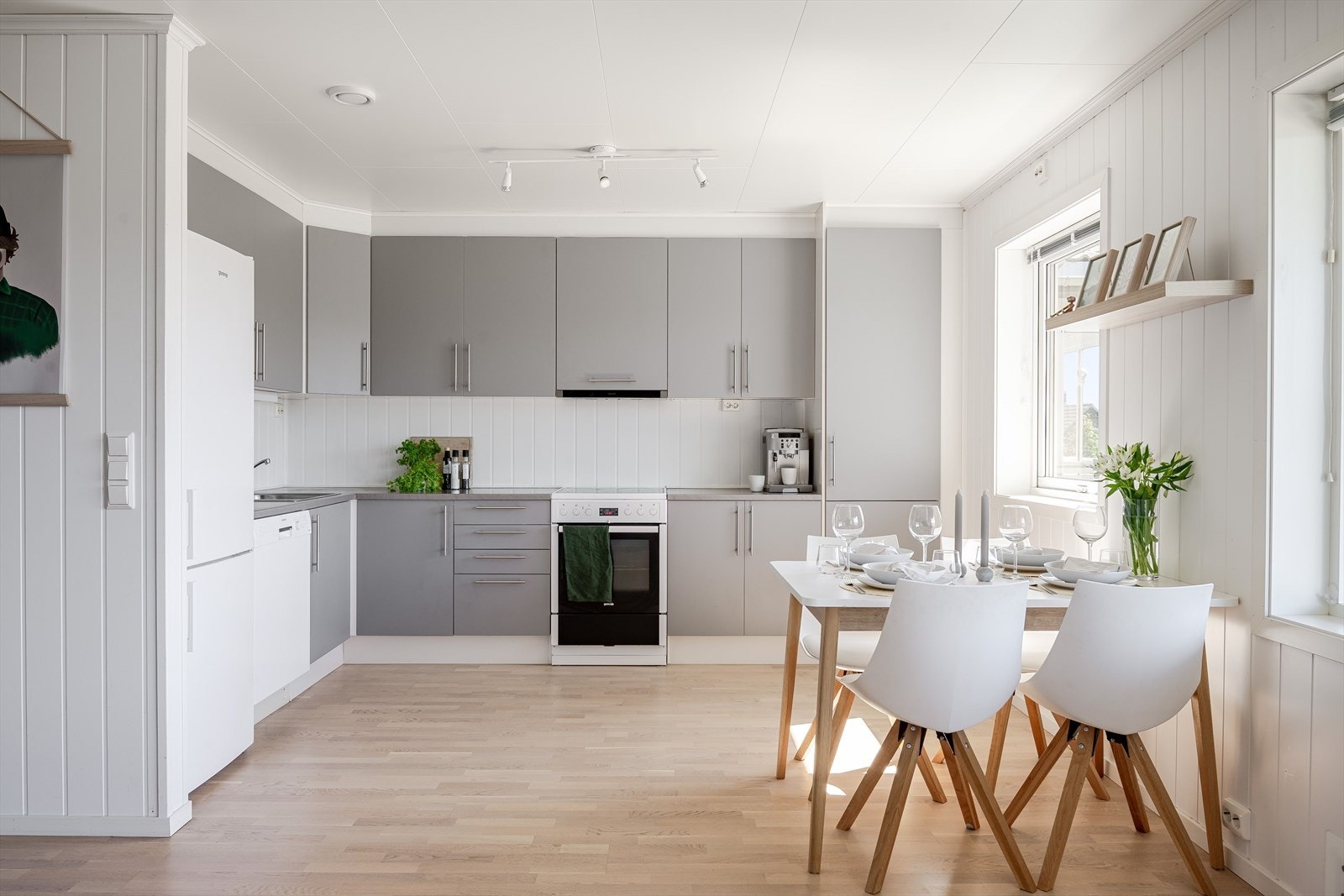 Kjøkkenet ligger i en fin og sosial åpen løsning med stuen. Galleribilde