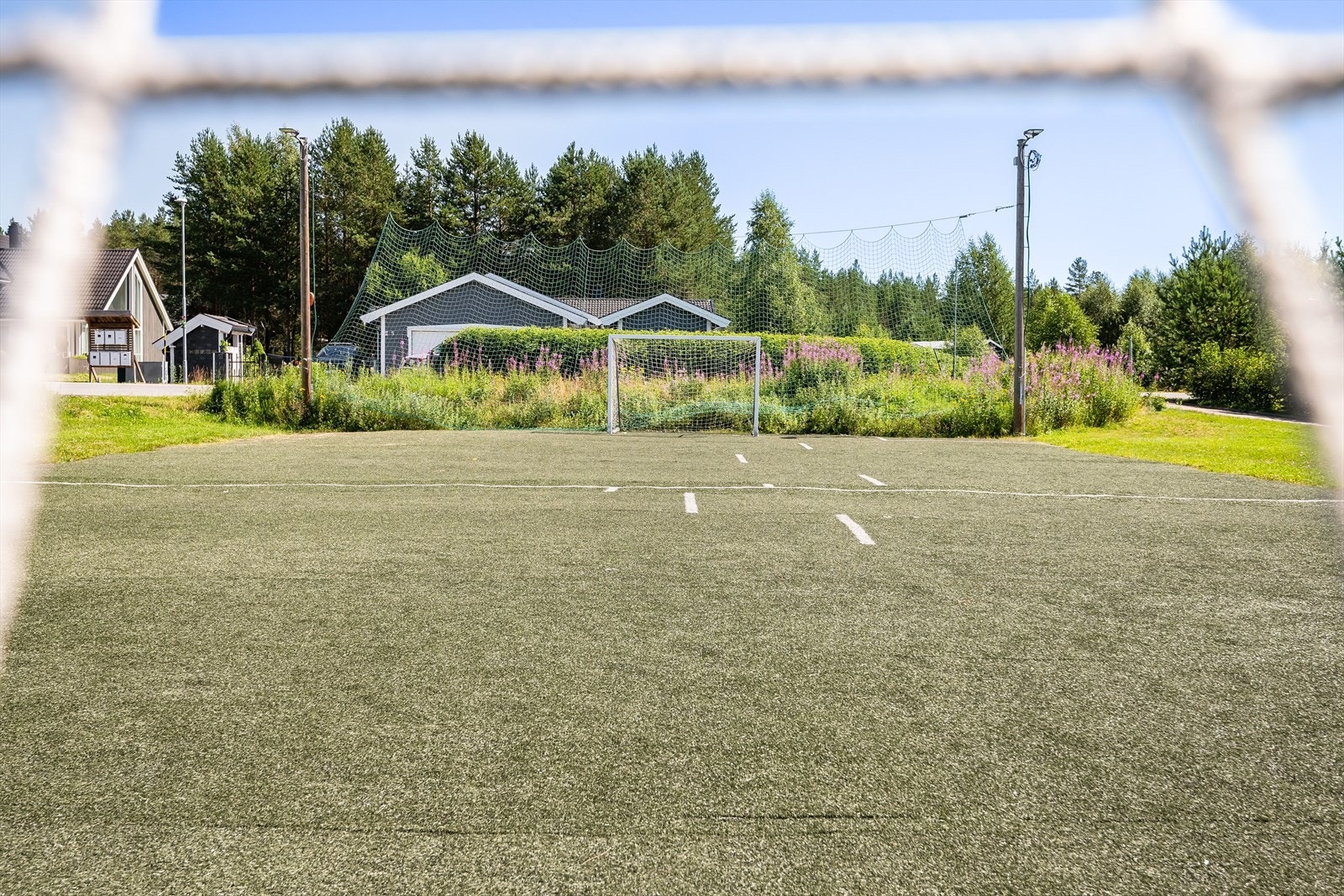 Her bor du med umiddelbar nærhet til populære Stavåsen, som er et fint turområde for den aktive familien. Fra eiendommen er det kort gangavstand til barneskole, barnehage, Sagtjernet med badeplass og dagligvarebutikk. Ca. 3,5 km til Elverum sentrum. Galleribilde