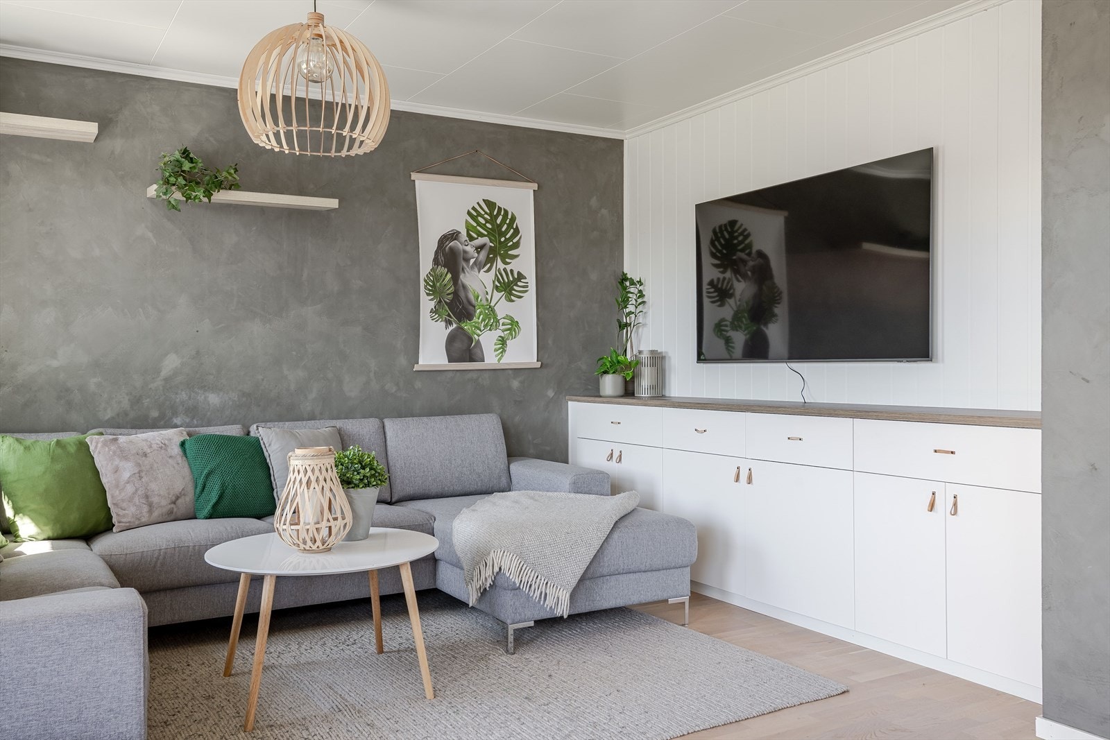 I stuen er det en flott plassbygget seksjon som medfølger i handelen. Sameiet er kollektivt tilknyttet Altibox for TV og internett. Pakken er inkludert i felleskostnadene. Galleribilde