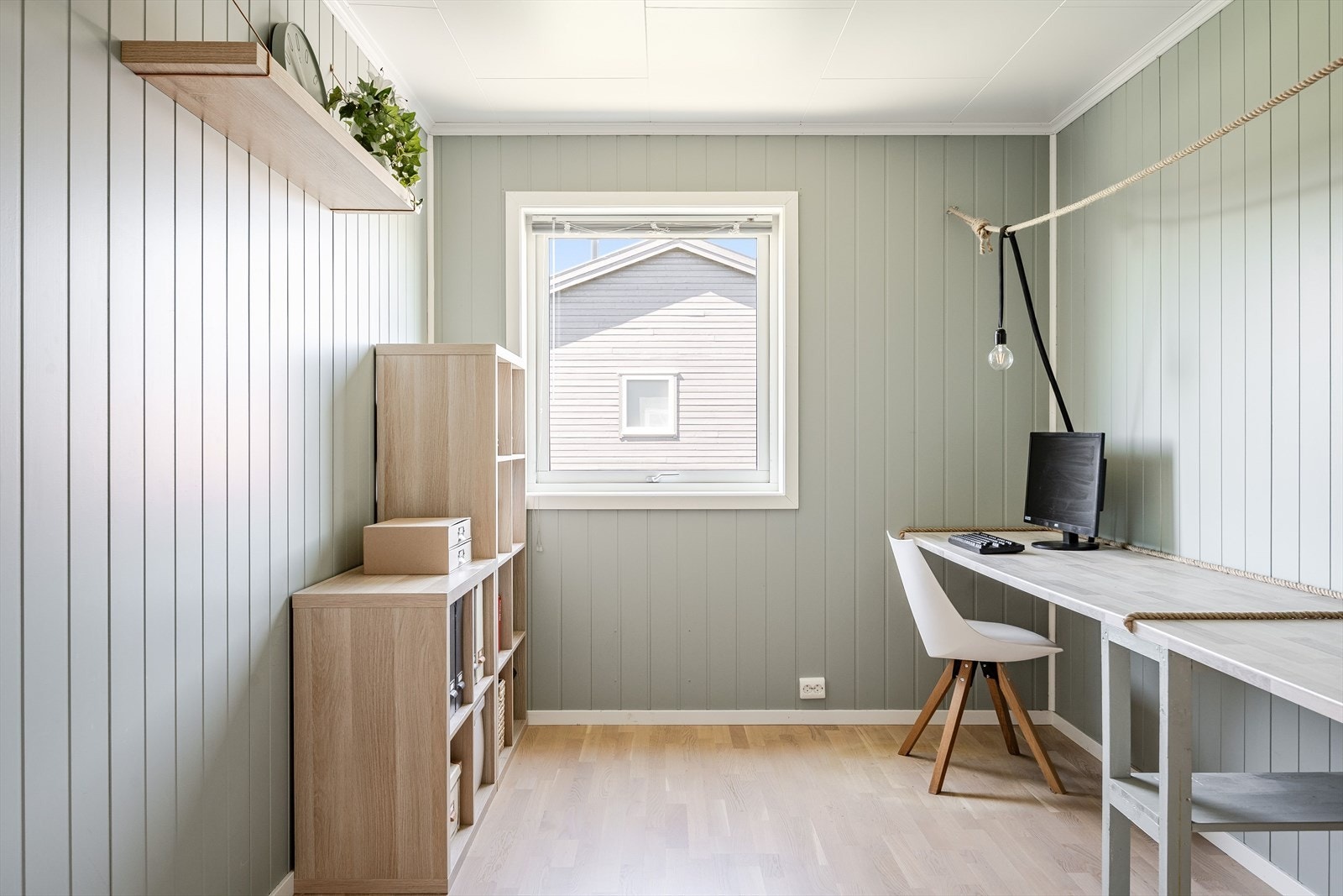 Soverom 3 er i dag innredet som et lyst og fint kontor av god størrelse. Galleribilde