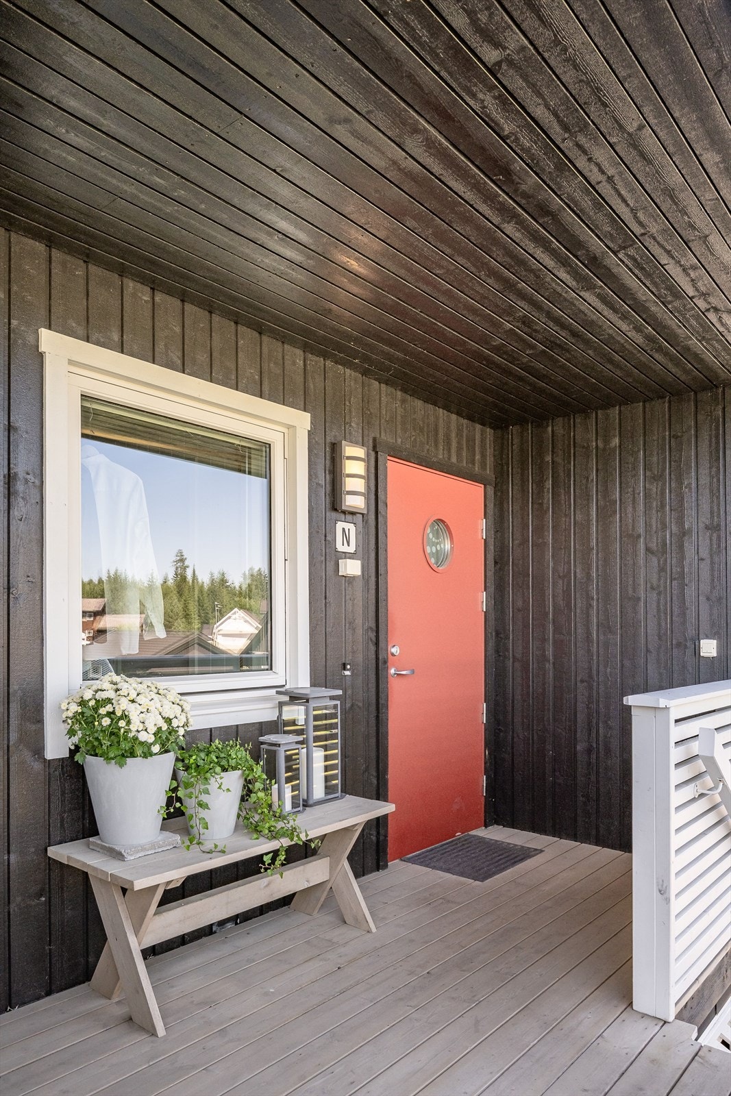 Ved inngangsdøren er det plass til et koselig kafésett om ønskelig. Praktisk med utebelysning, stikkontakt og ringeklokke montert på vegg. Galleribilde