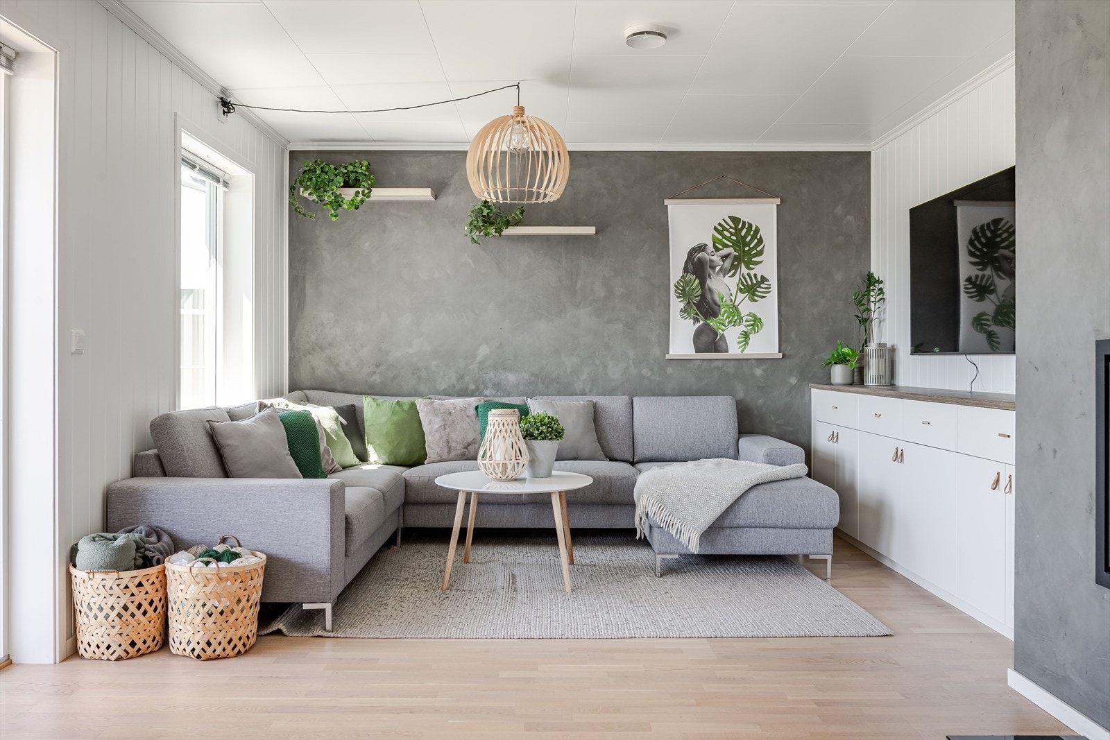 Stuen har god og moderne standard med lys parkett på gulv, skjult elektrisk anlegg og lyse panelplater på veggene med en stilig kontrastvegg i betong-look. Galleribilde