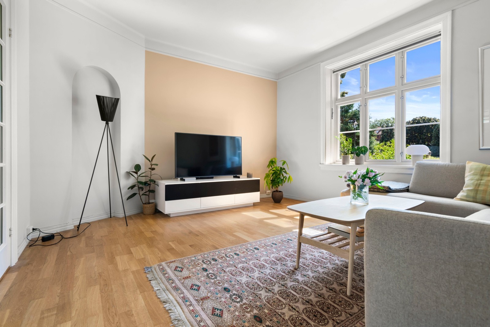 Stuen vender mot syd, med nydelig lysinnslipp og utsyn mot bakgården. Galleribilde