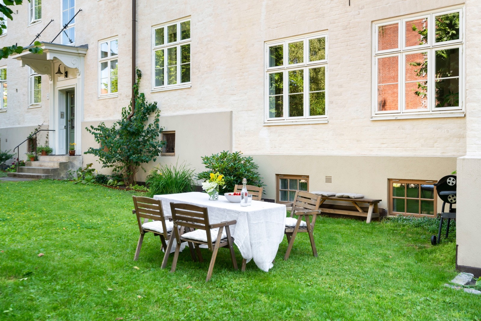Selgers bilde og ord: "Forhagen har vært vår grønne stue, hvor vi har hatt lange middager, drukket kaffe og sett barna leke på plenen." Galleribilde