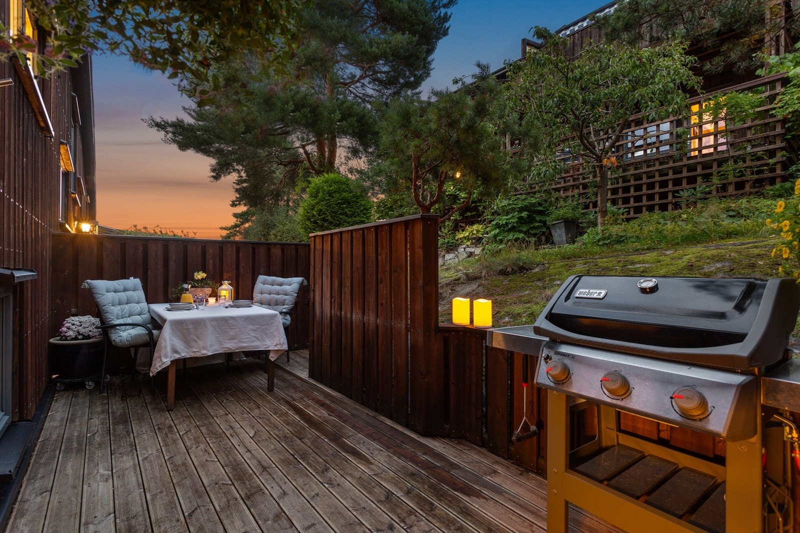 Kveldsstemning på østvendt terrasse. Galleribilde