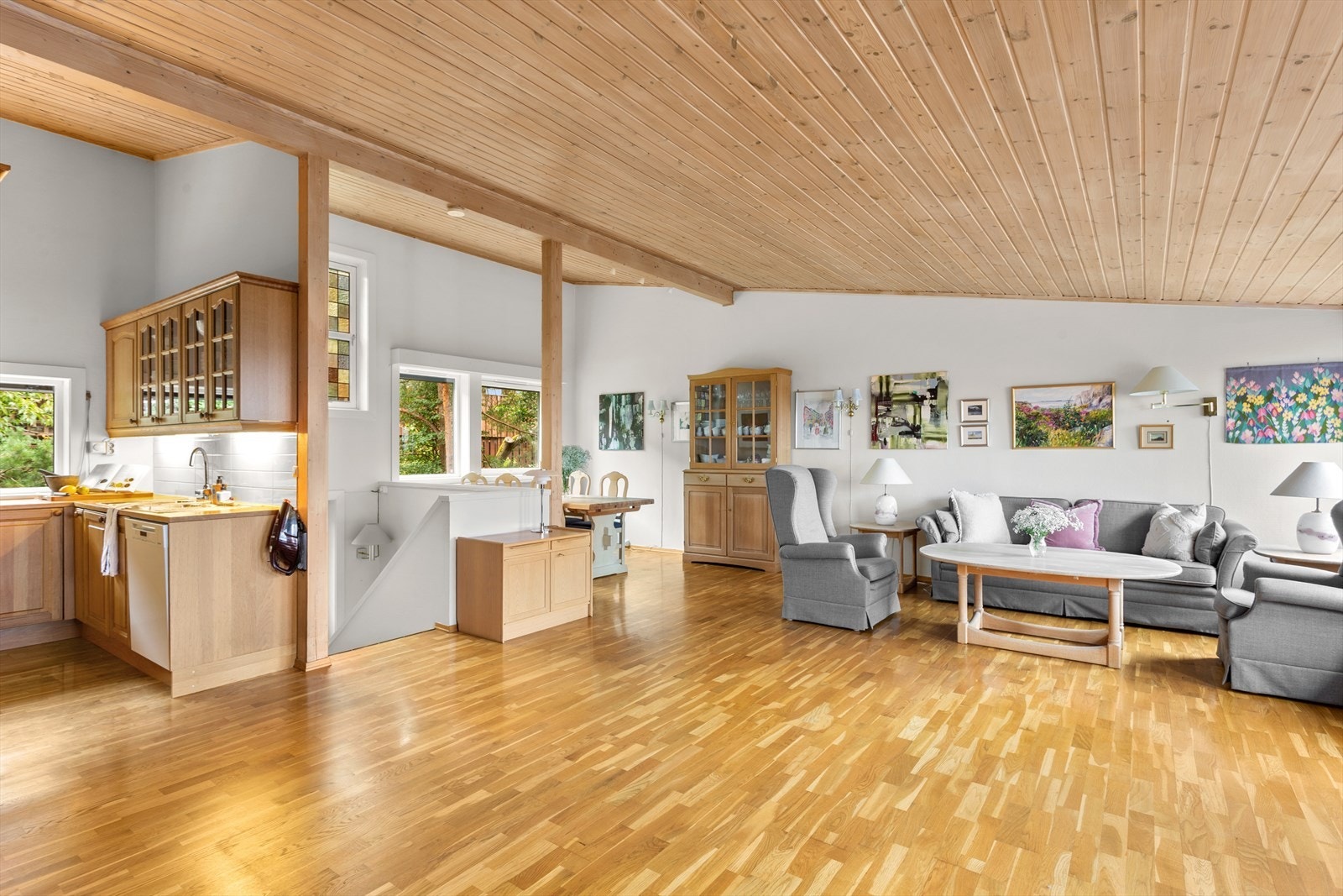 Skråhimlingen gir en god og luftig romfølelse. Galleribilde