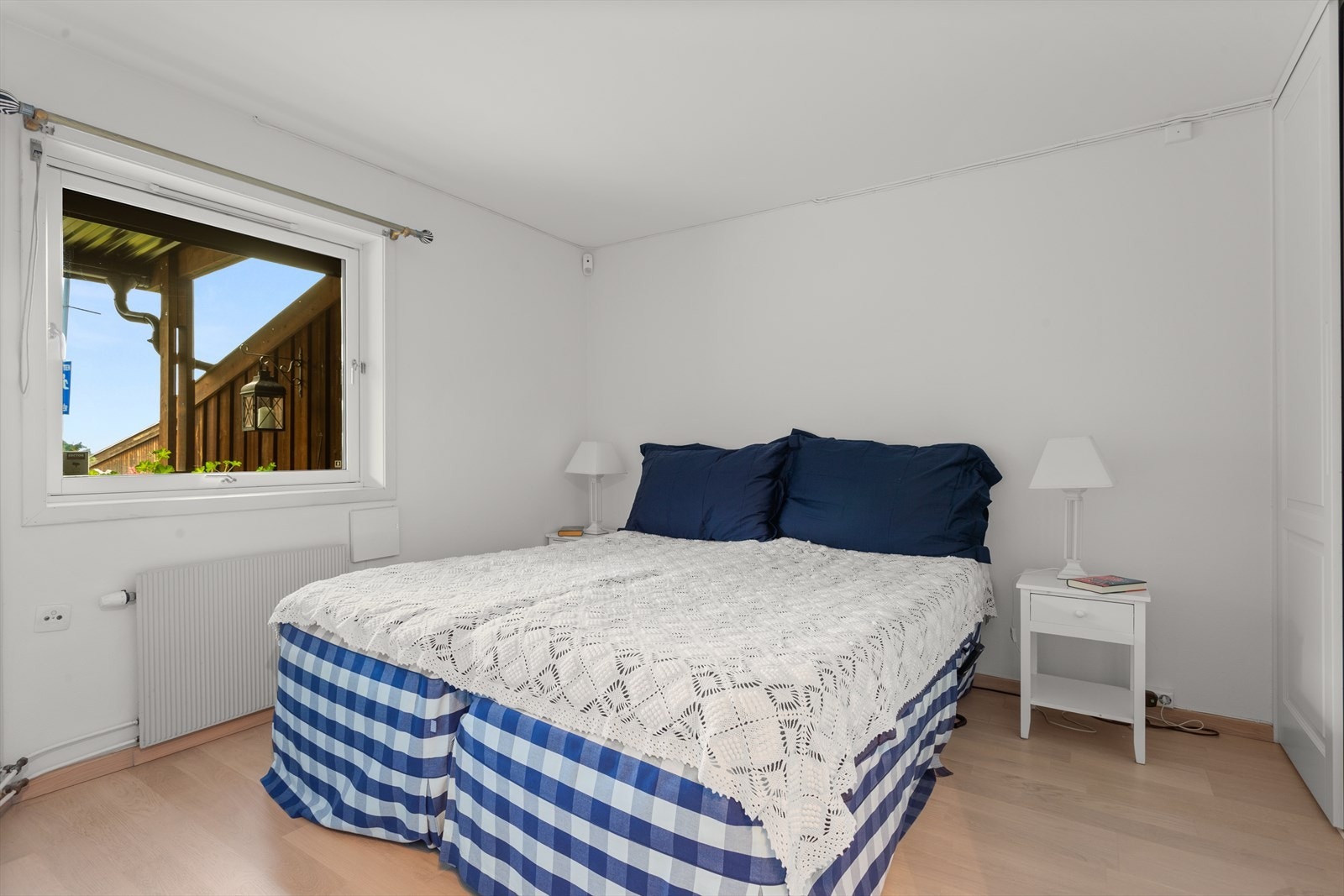 Boligen har to gode soverom, begge beliggende i boligens underetasje. Begge soverom har garderobeløsning og plass til seng og andre småmøbler. Galleribilde