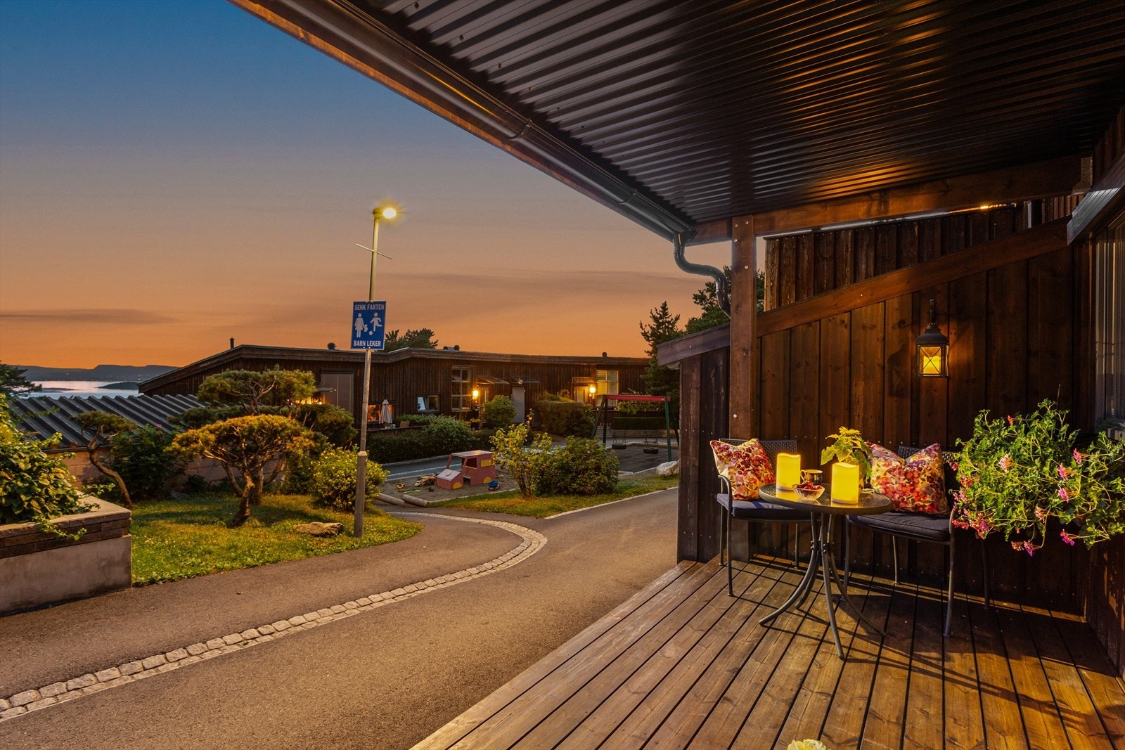 Uteplassen er overbygd, så her kan man sitte tørt selv om sommerregnet skulle komme. Galleribilde