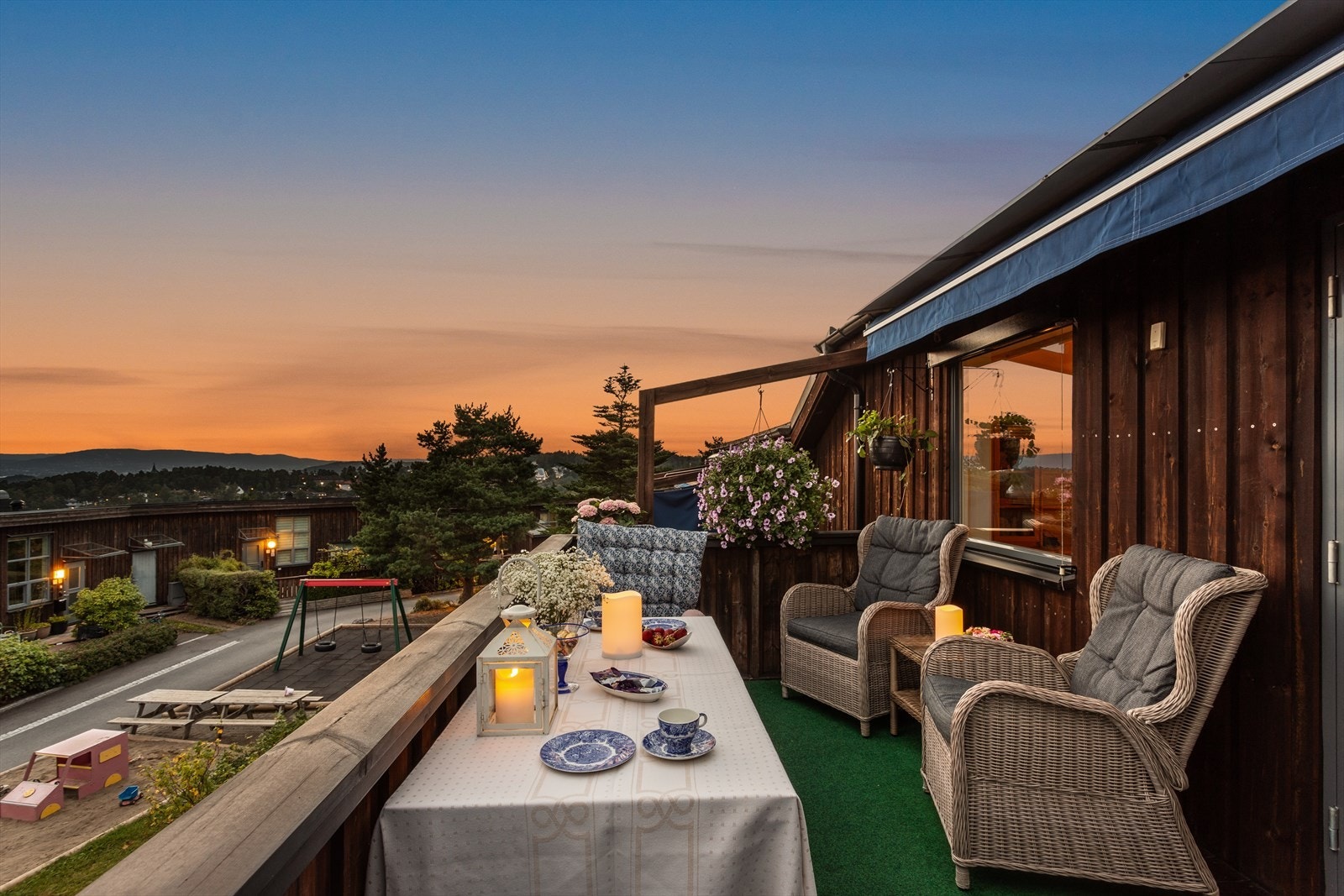 Boligen har flere fine uteplasser, denne er solrik med nydelig utsikt mot Oslofjorden. Galleribilde