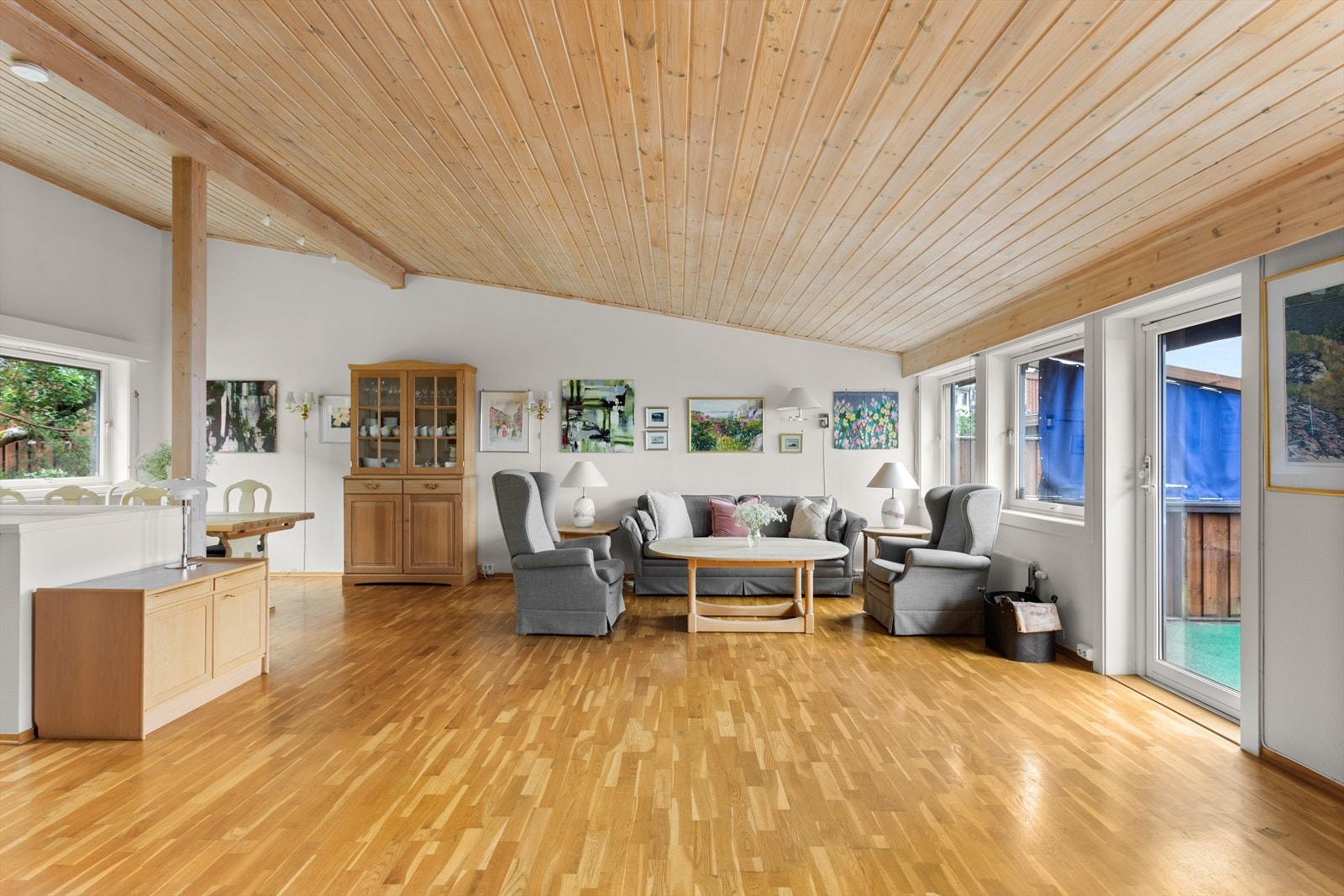 Med et slikt åpent oppholdsrom kan du enkelt invitere venner og familie på hyggelige måltider således som for avslapping i sofakroken. Galleribilde